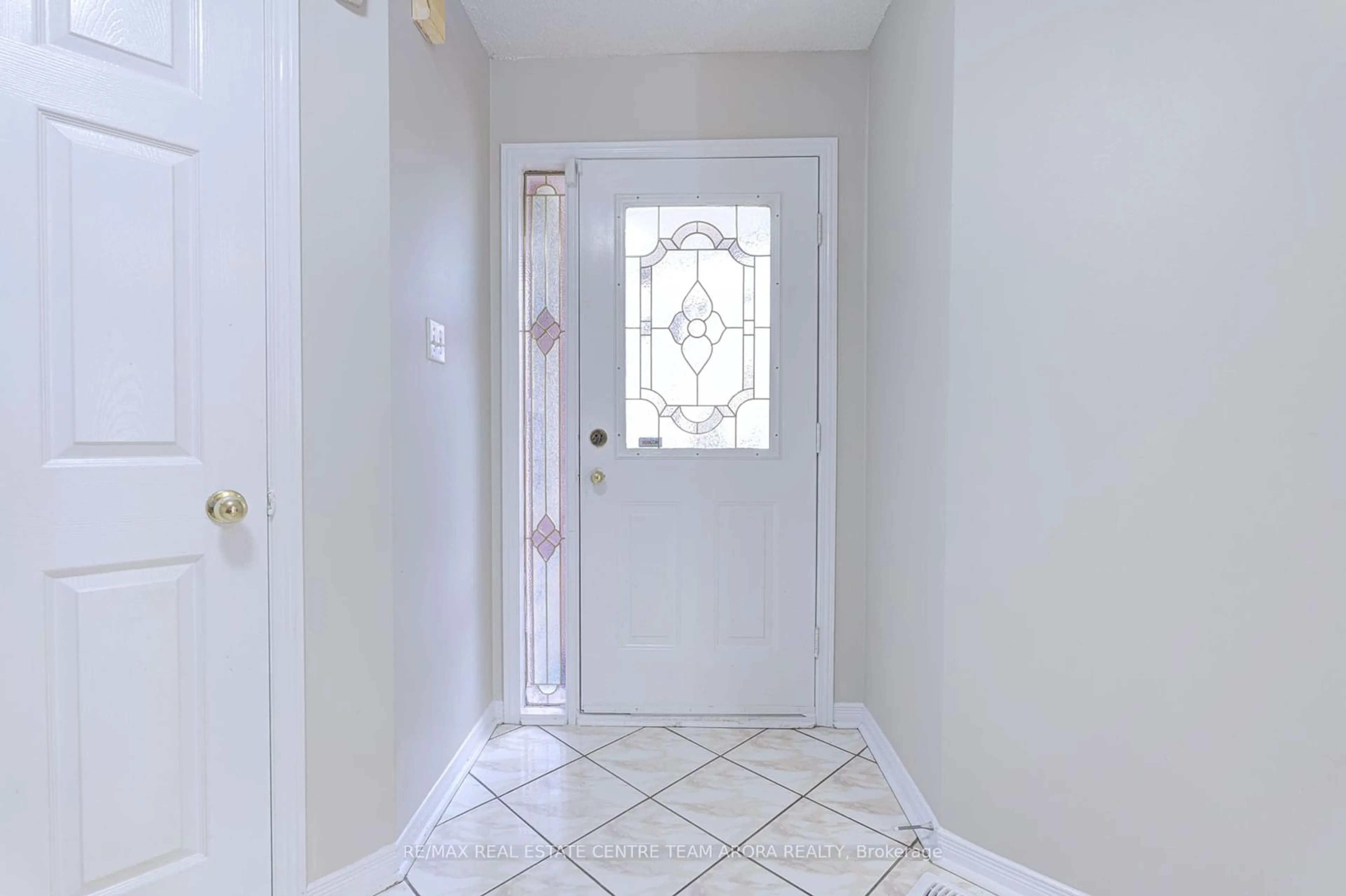 Indoor entryway for 29 Canarvan Crt, Brampton Ontario L6Y 4X5