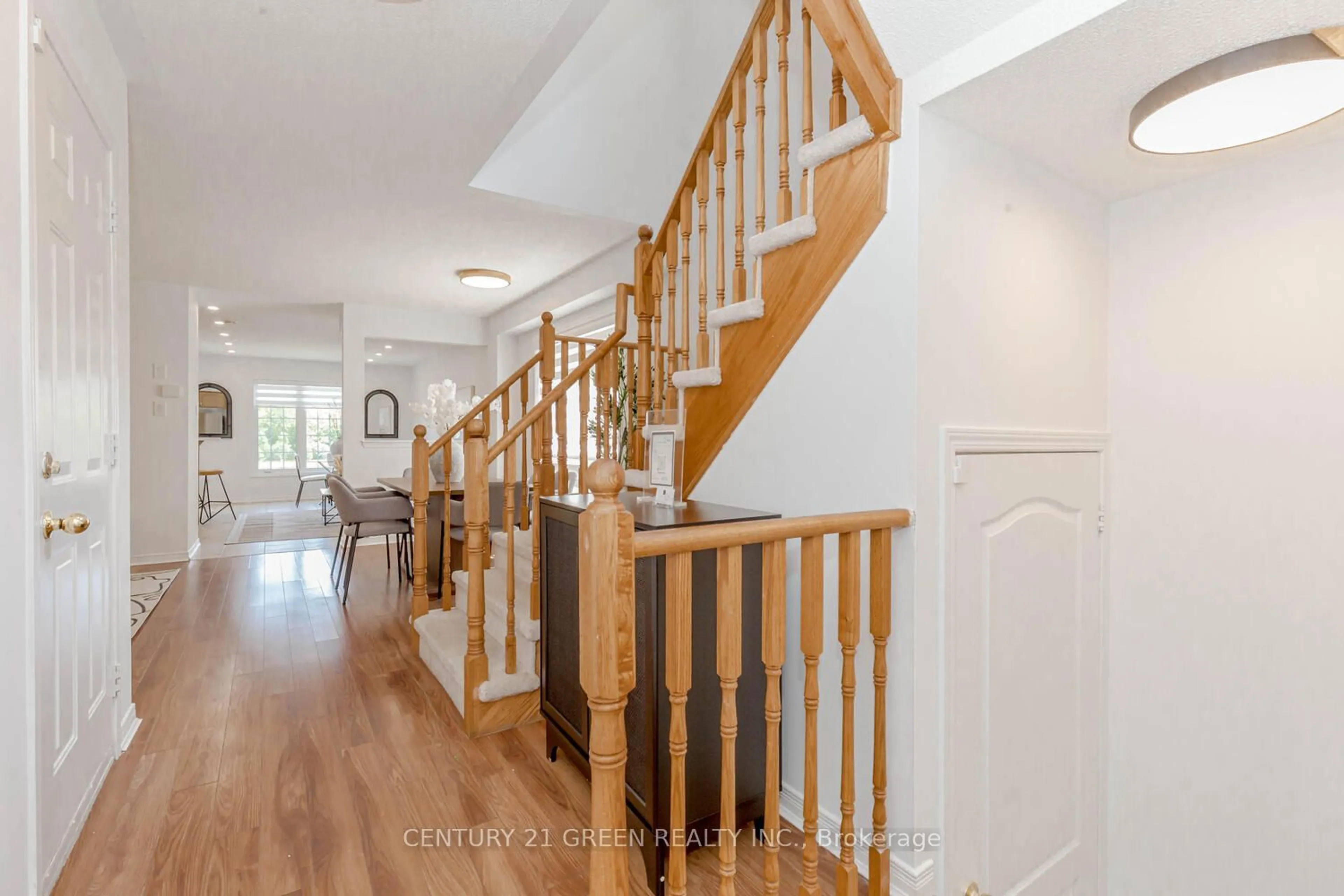 Indoor foyer for 1013 Donnelly St, Milton Ontario L9T 0A2