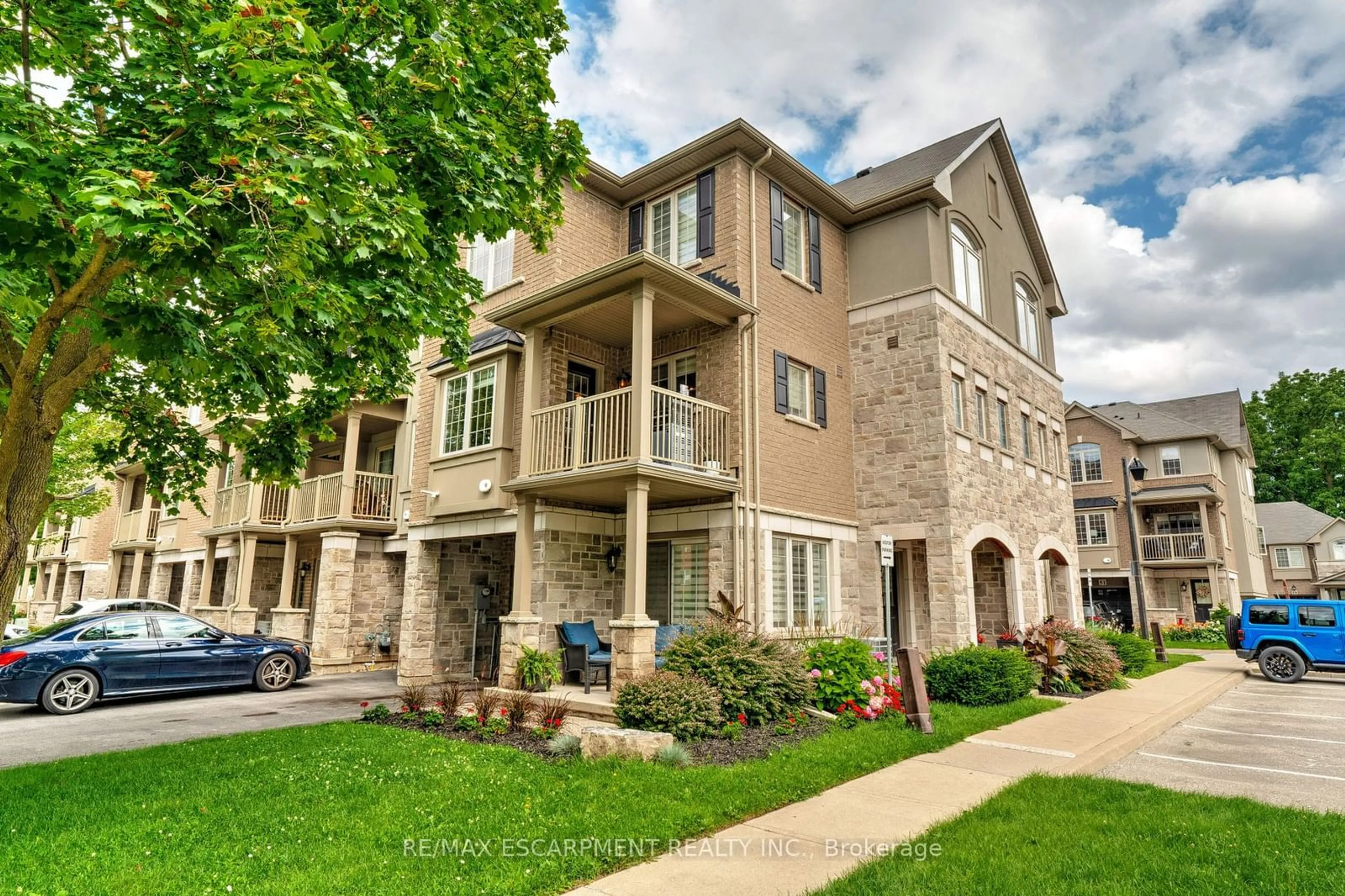 A pic from exterior of the house or condo for 2086 Ghent Ave #37, Burlington Ontario L7R 0E1