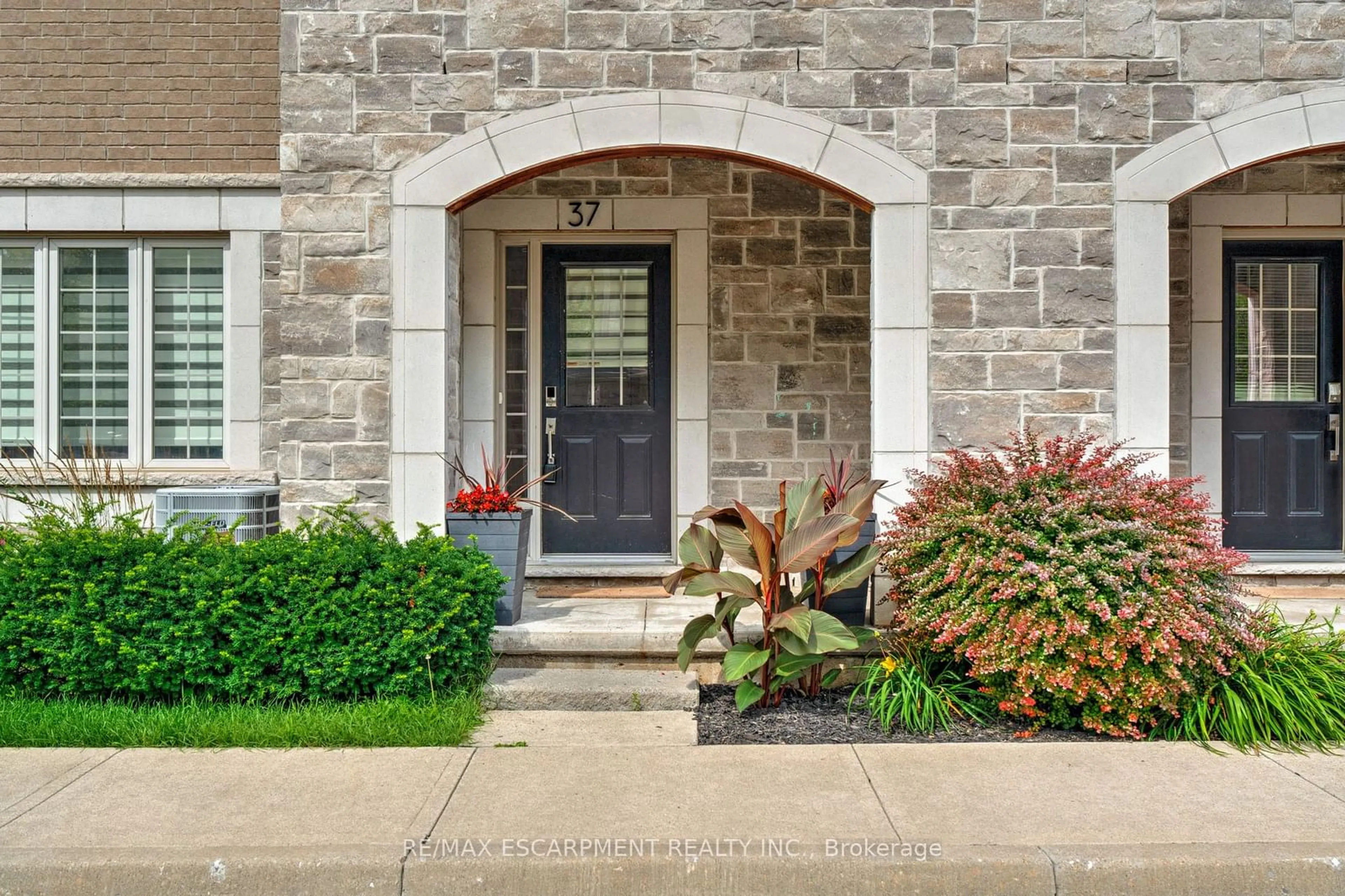 Indoor entryway for 2086 Ghent Ave #37, Burlington Ontario L7R 0E1