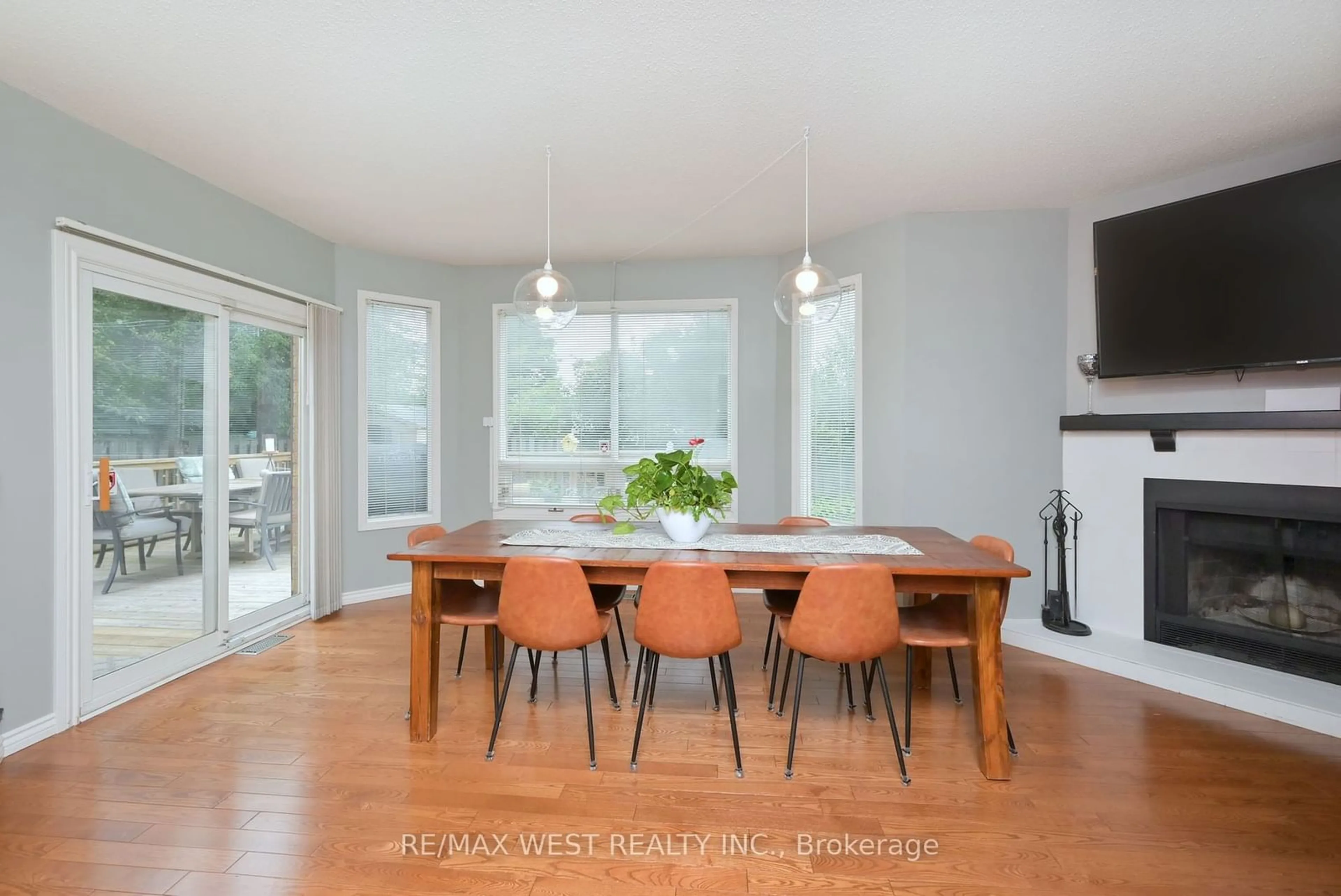 Dining room for 11 Passmore Ave, Orangeville Ontario L9W 4E1