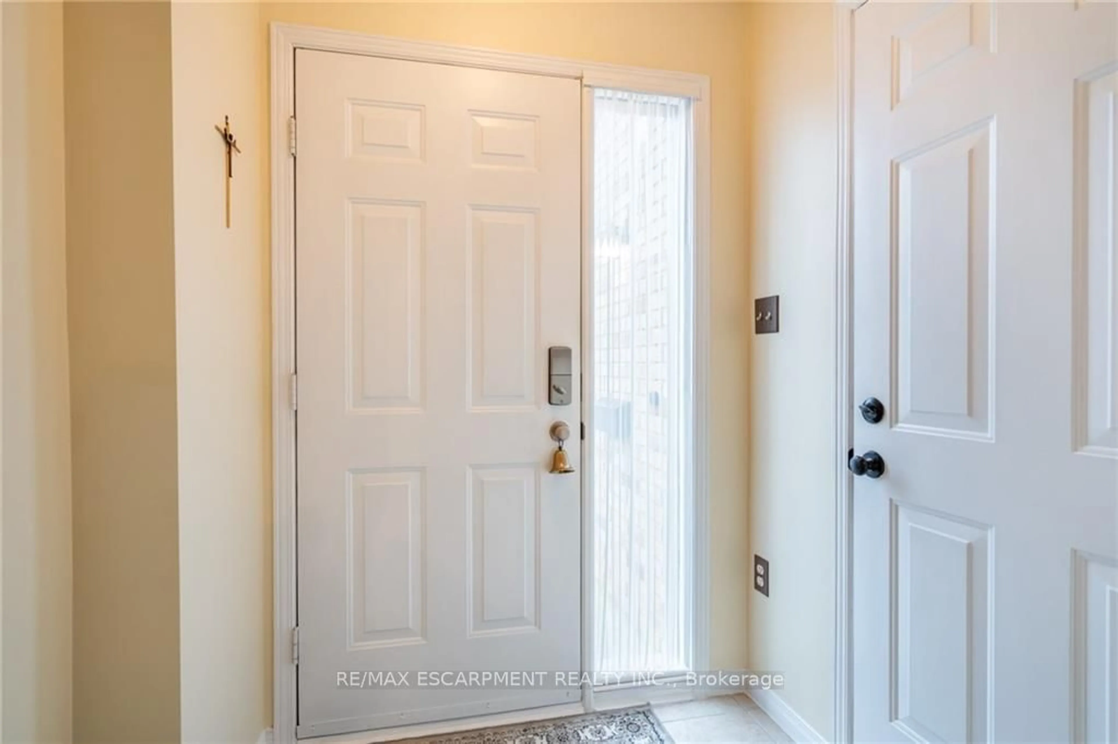 Indoor entryway for 2025 Cleaver Ave #32, Burlington Ontario L7M 4H8