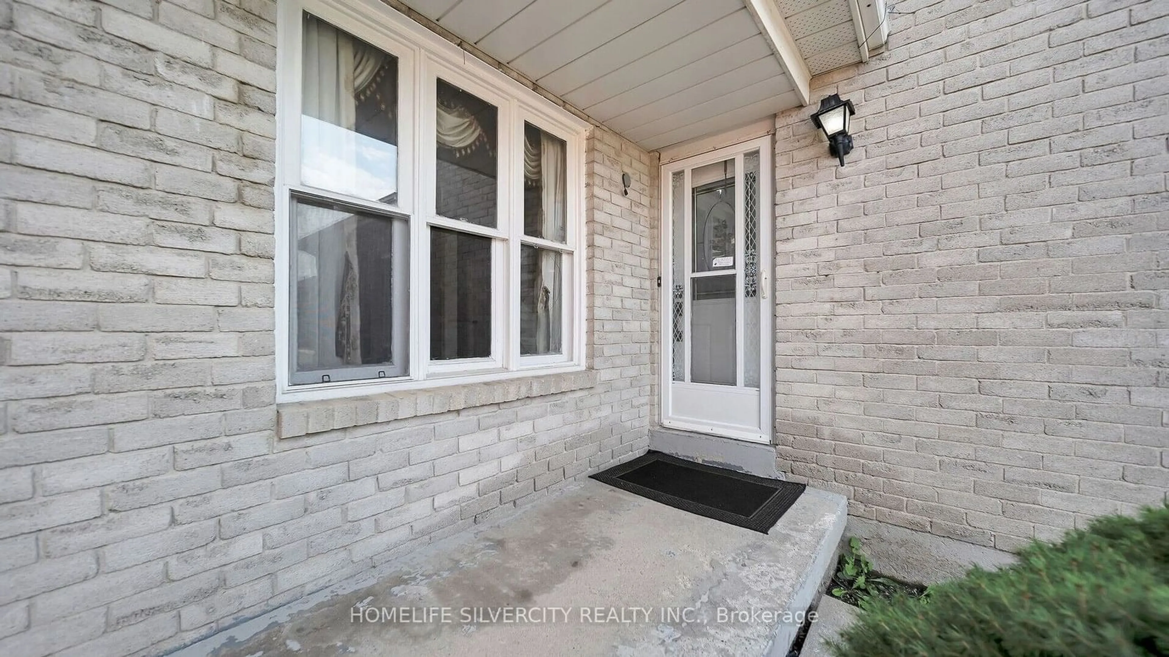 Indoor entryway for 36 Woodside Crt, Brampton Ontario L6Y 3Z2