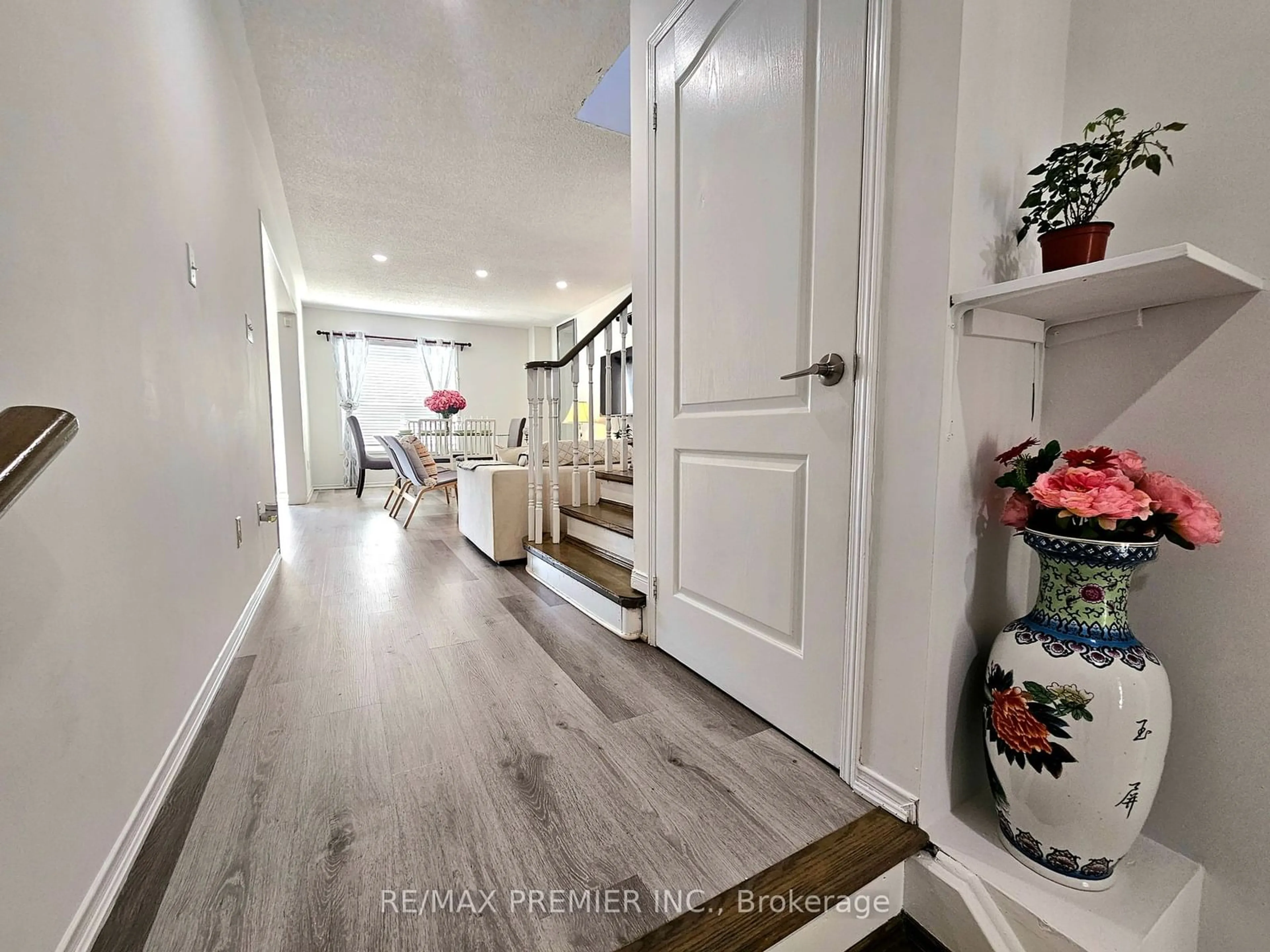 Indoor entryway for 24 Rivermere Crt, Brampton Ontario L7A 1R4