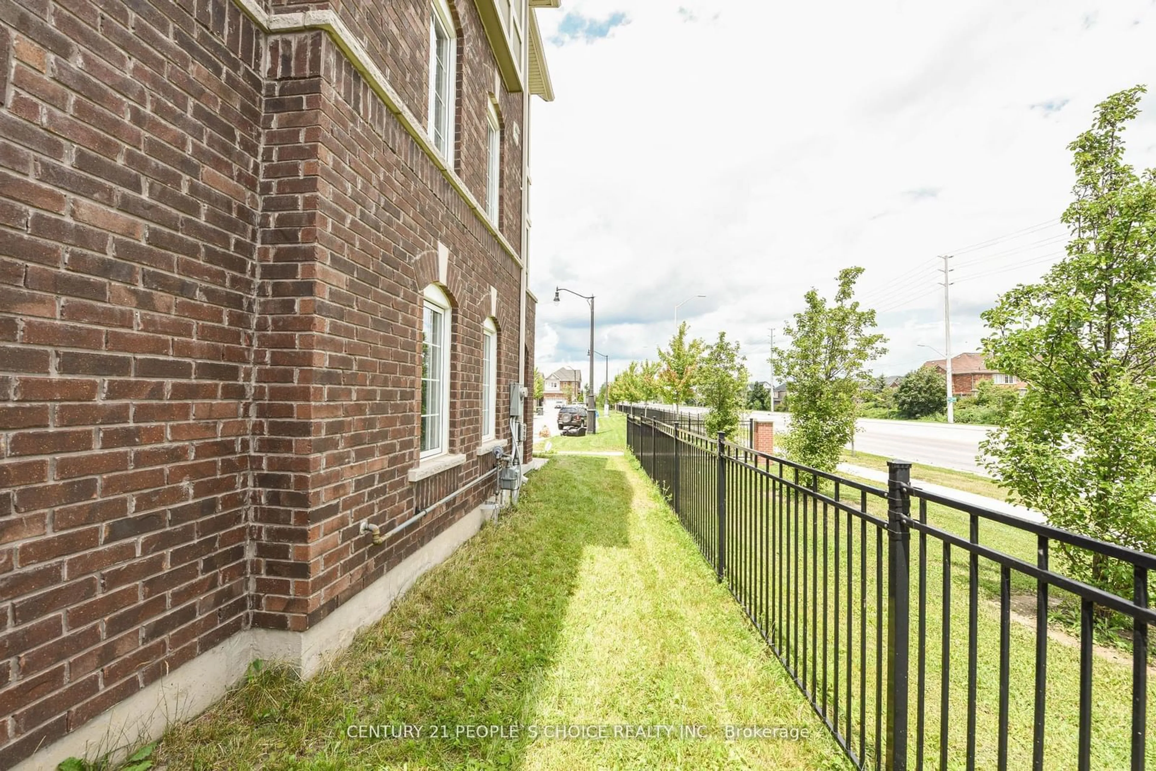 Fenced yard for 40 Bannister Cres, Brampton Ontario L7A 4H3