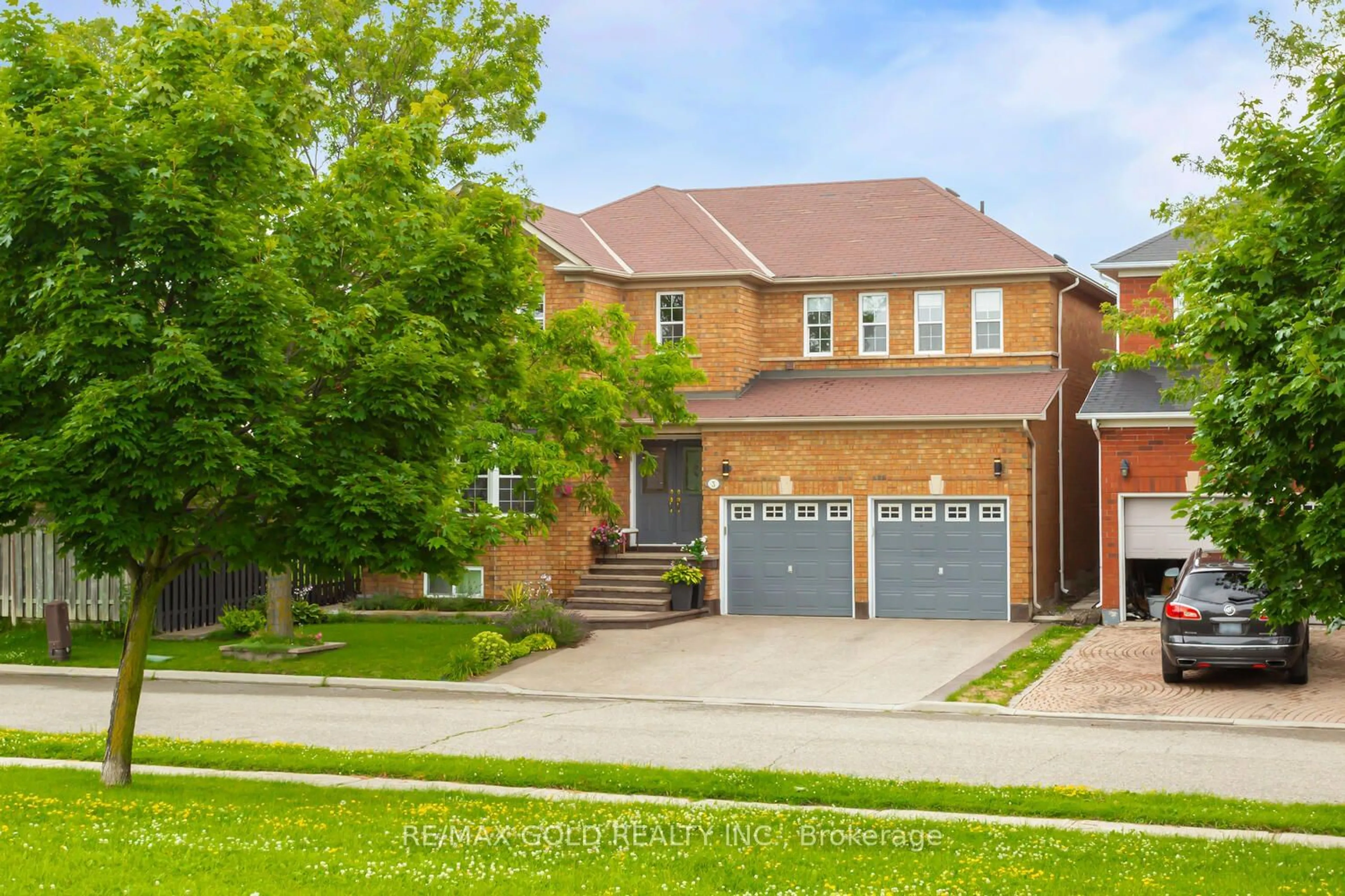 Home with brick exterior material for 3 Sir David Pl, Brampton Ontario L7A 2E4