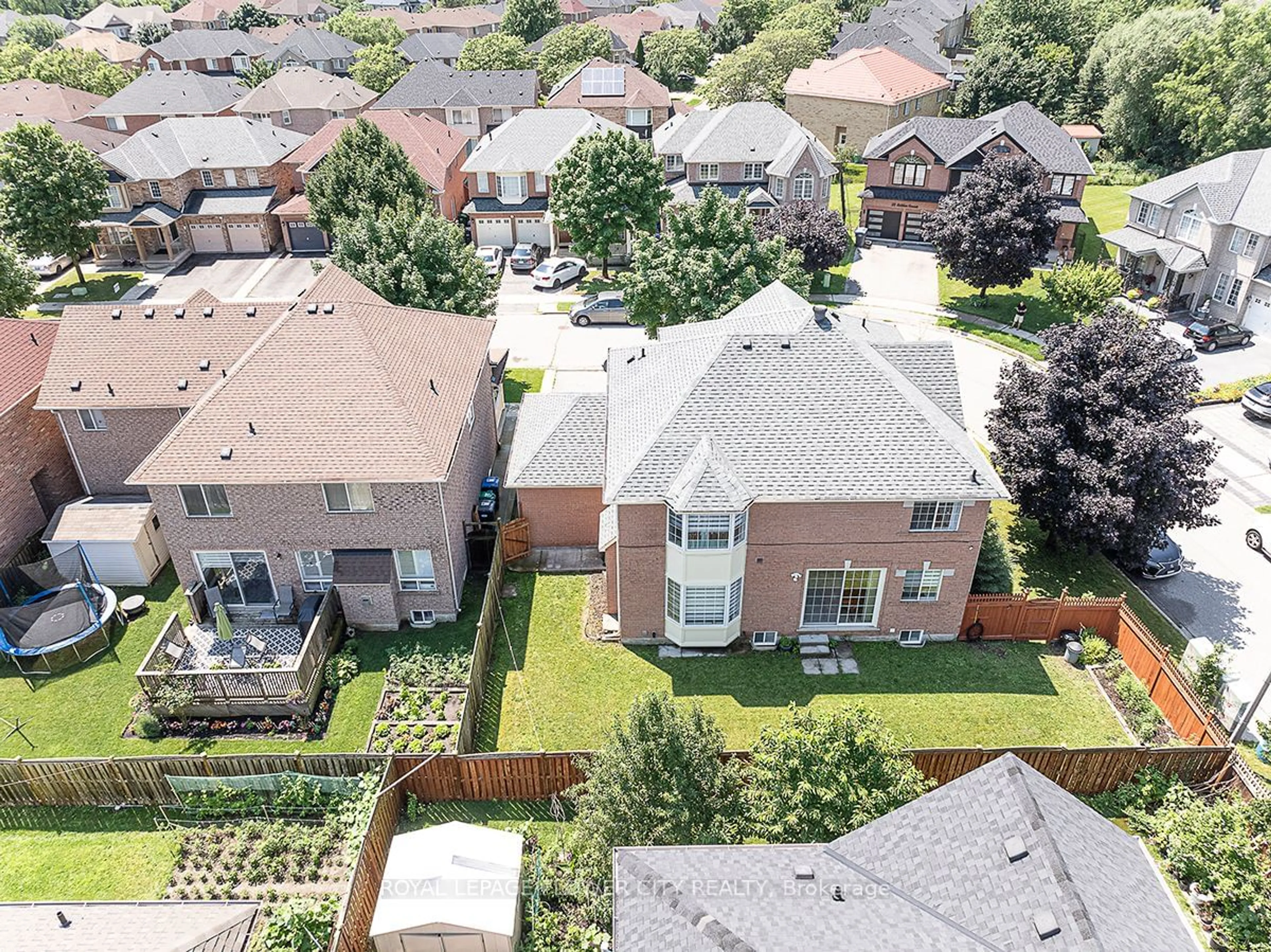 Frontside or backside of a home for 19 Maldives Cres, Brampton Ontario L6P 1L5