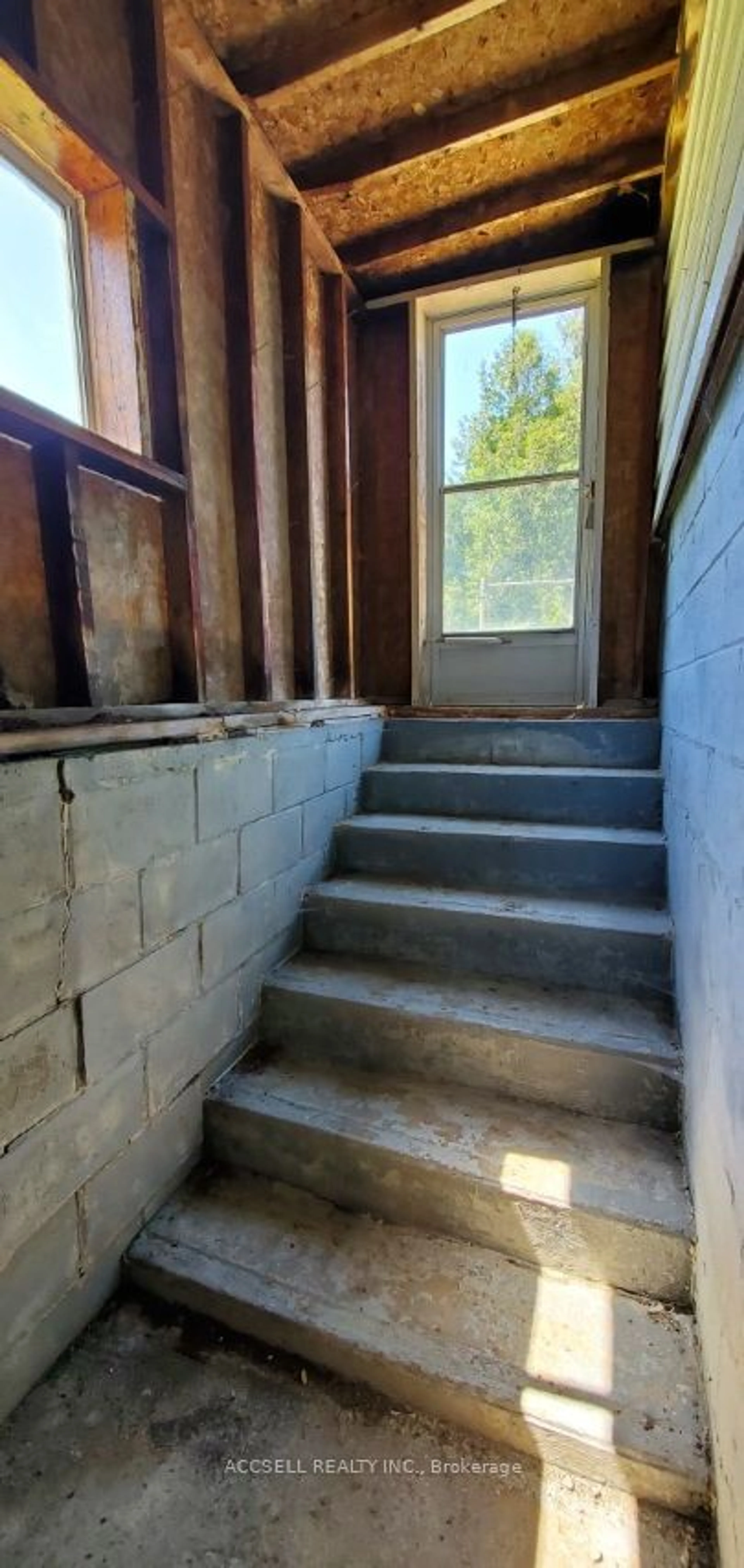 Stairs for 13144 27 Sdrd, Halton Hills Ontario L7G 4S4