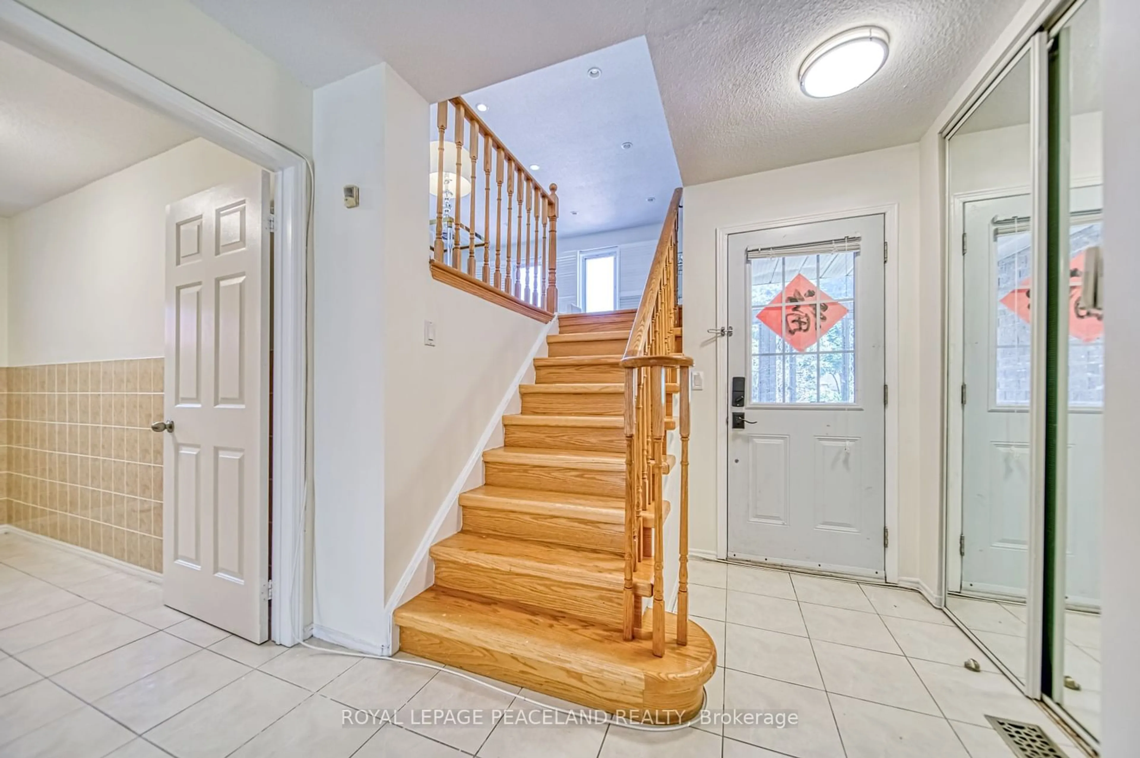 Indoor entryway for 658 Thamesford Terr, Mississauga Ontario L5R 2B7