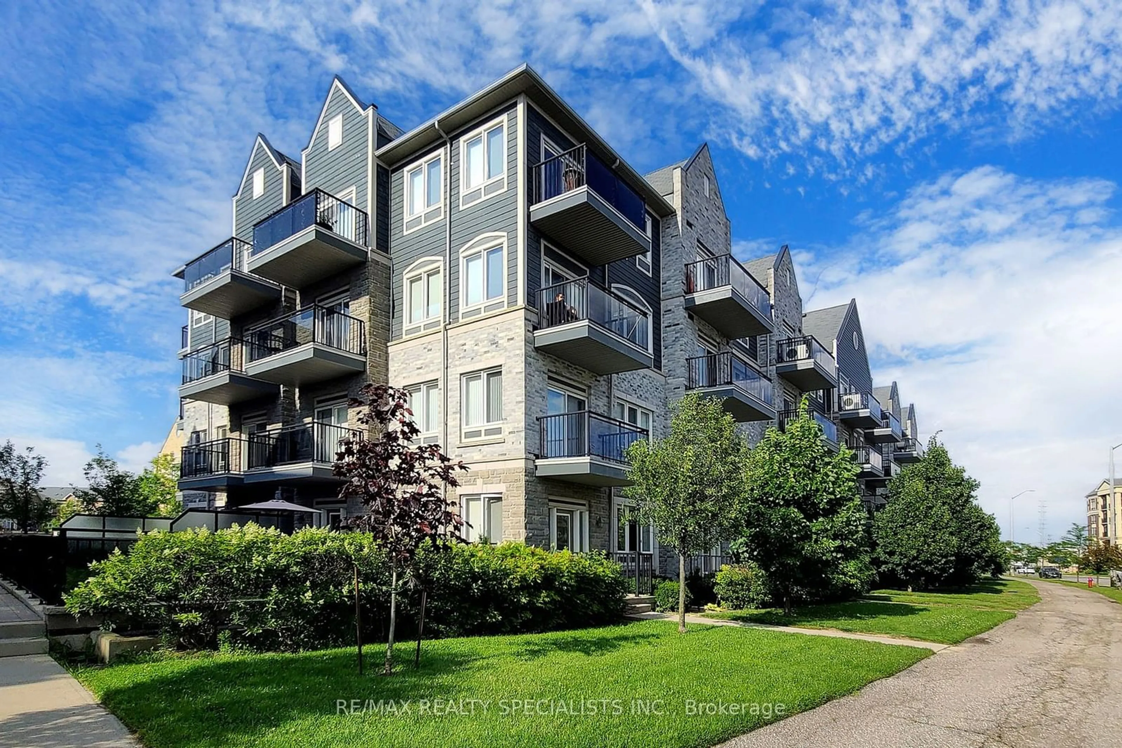 A pic from exterior of the house or condo for 3075 Thomas St #102, Mississauga Ontario L5M 0M4
