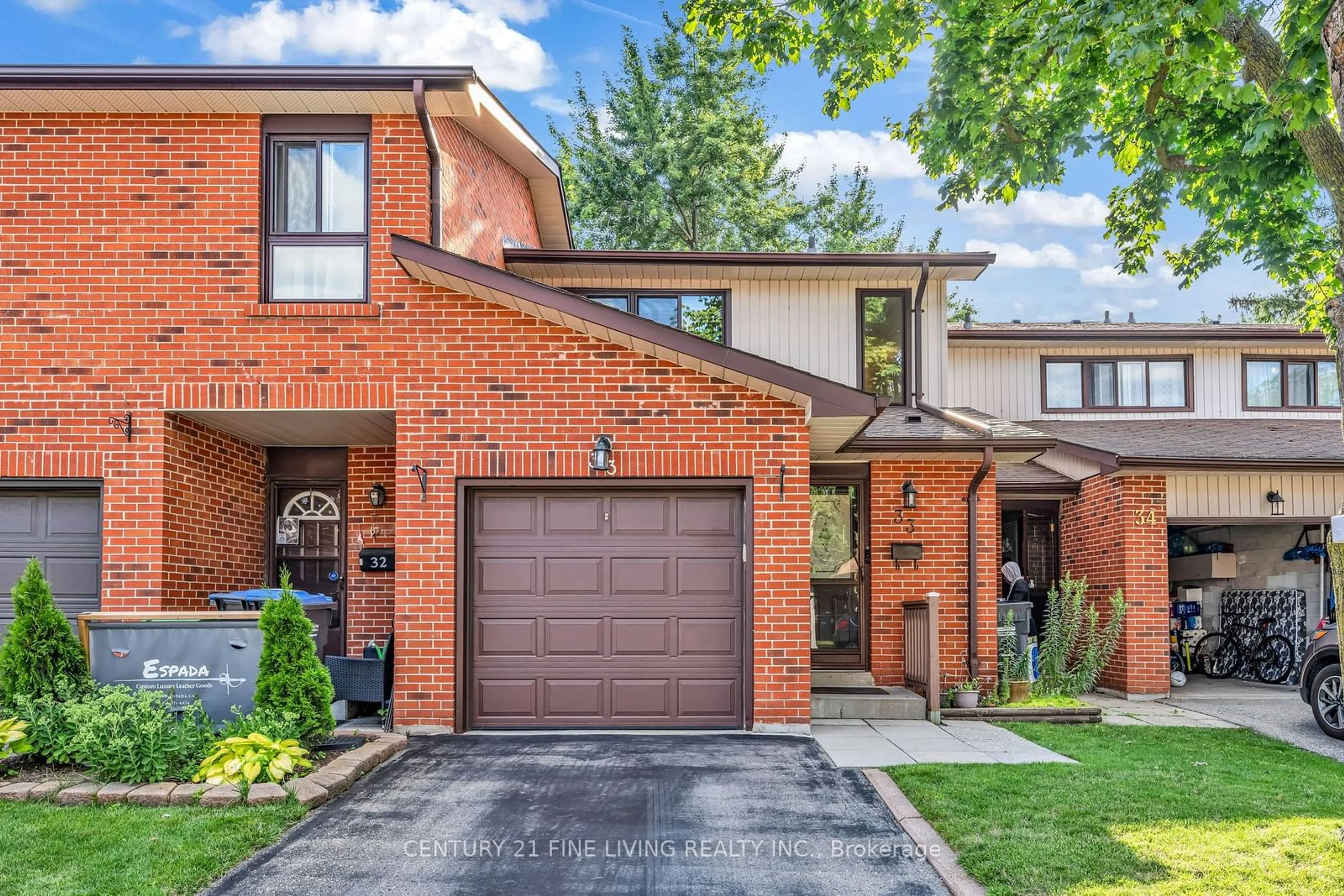 Home with brick exterior material for 33 Dawson Cres, Brampton Ontario L6V 3M5