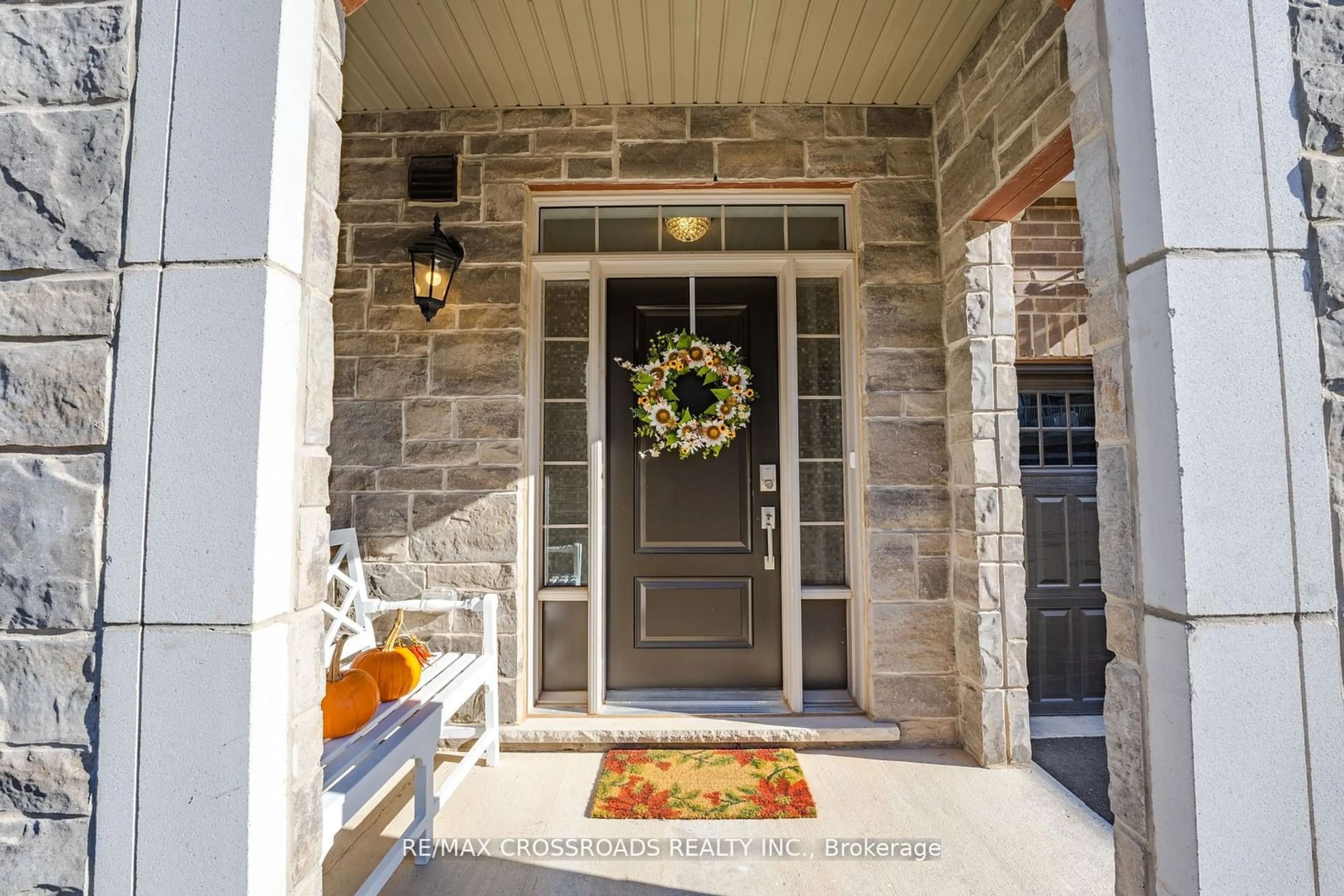 Indoor entryway for 3333 Mockingbird Common Cres, Oakville Ontario L6H 0X1