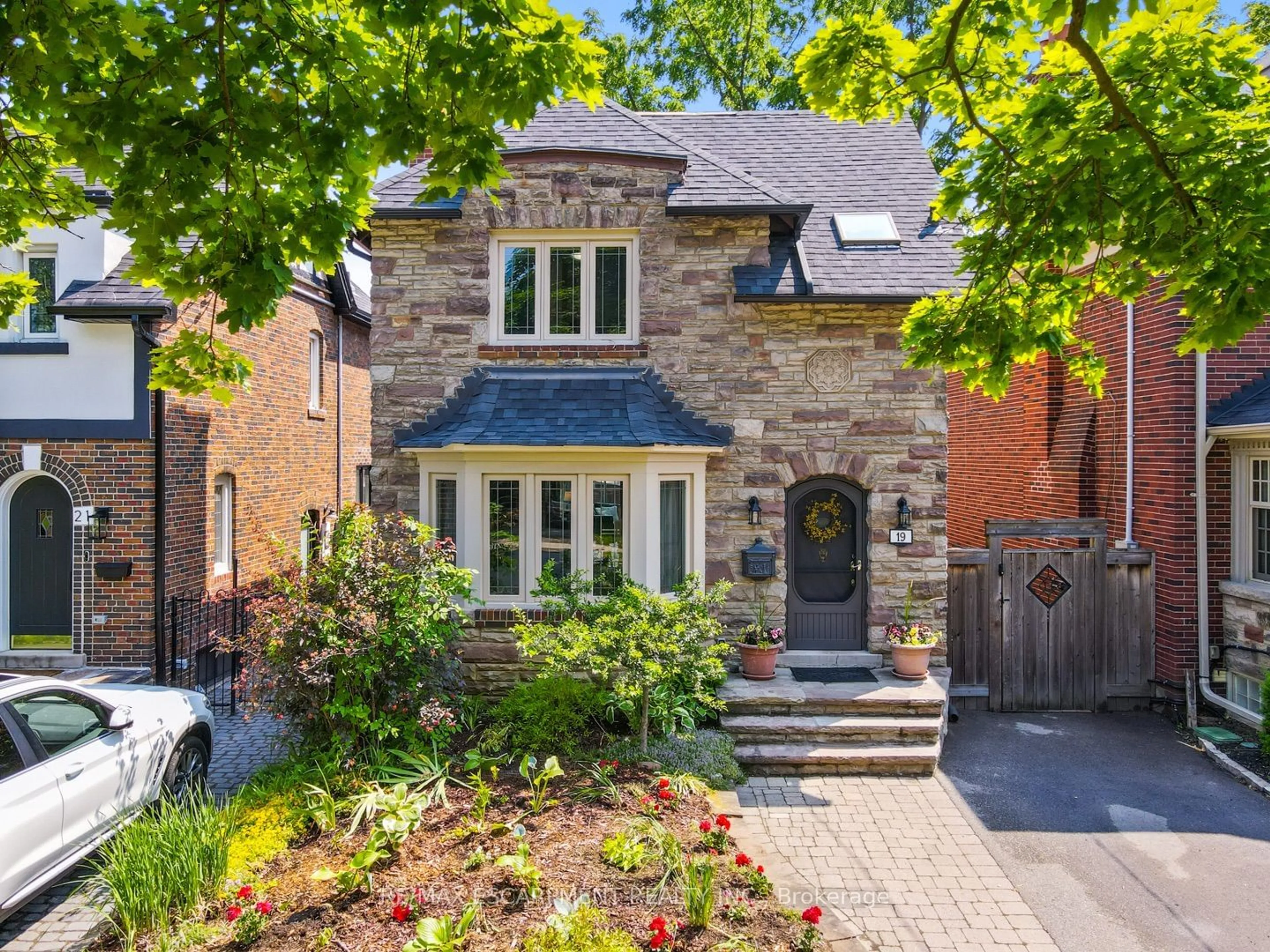 Home with brick exterior material for 19 Jackson Ave, Toronto Ontario M8X 2J2