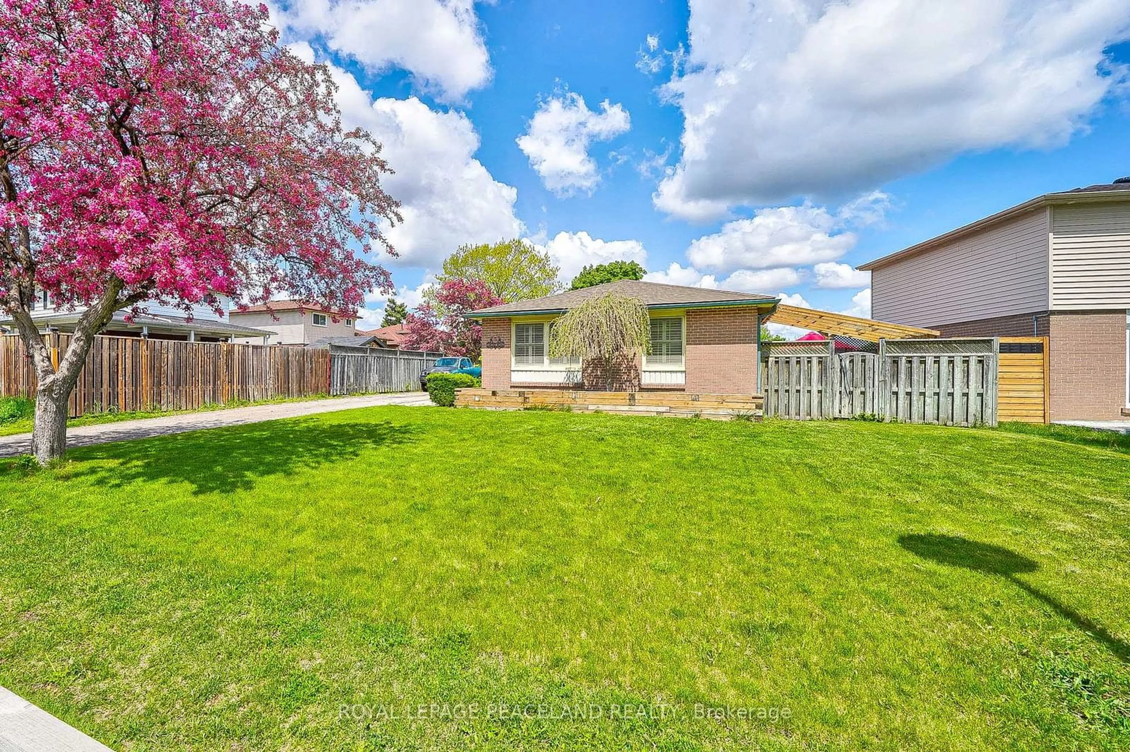 Fenced yard for 5 Elrose Rd, Brampton Ontario L6T 2C1