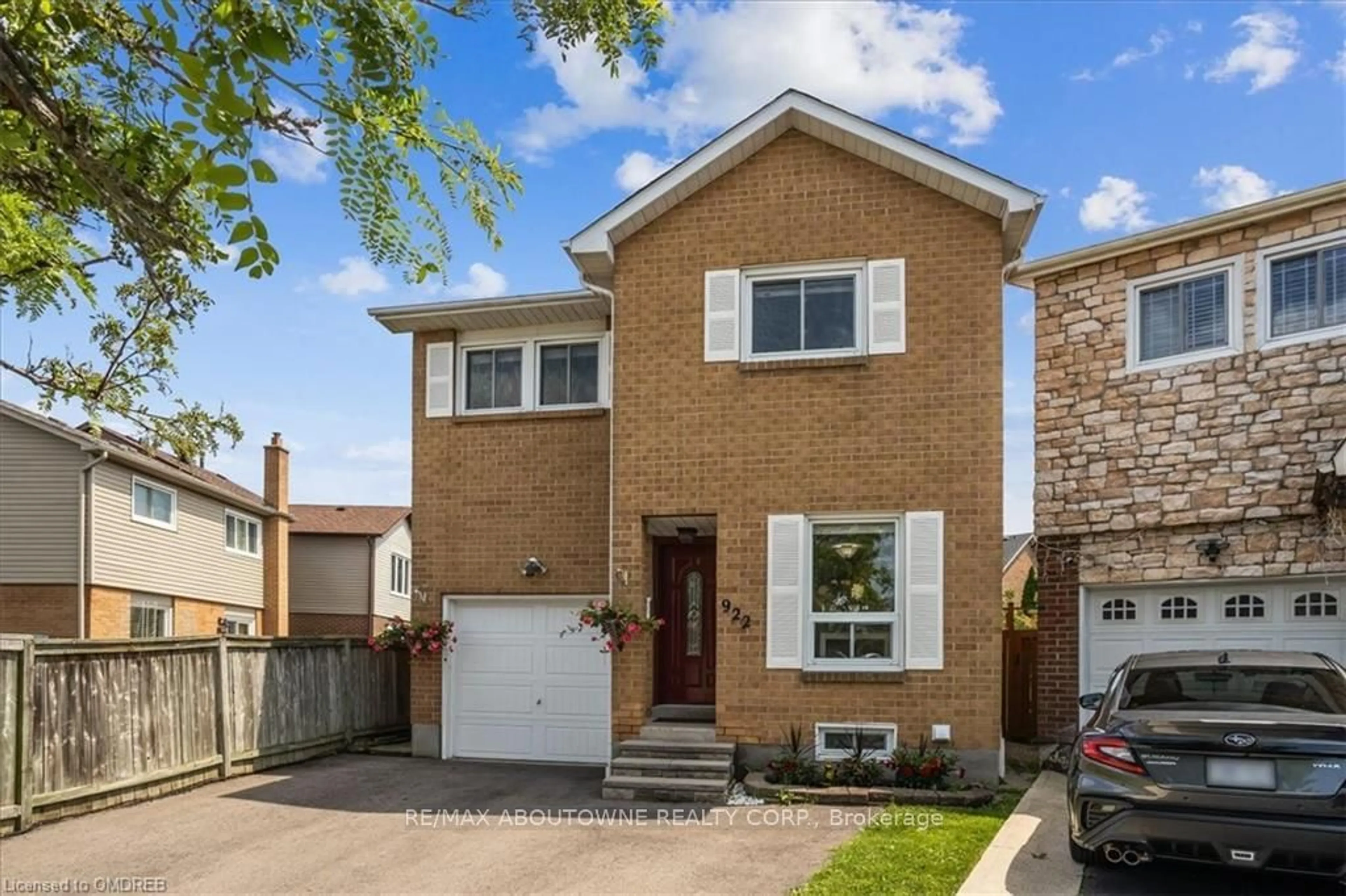 Home with brick exterior material for 922 Queensbridge Dr, Mississauga Ontario L5C 3M9