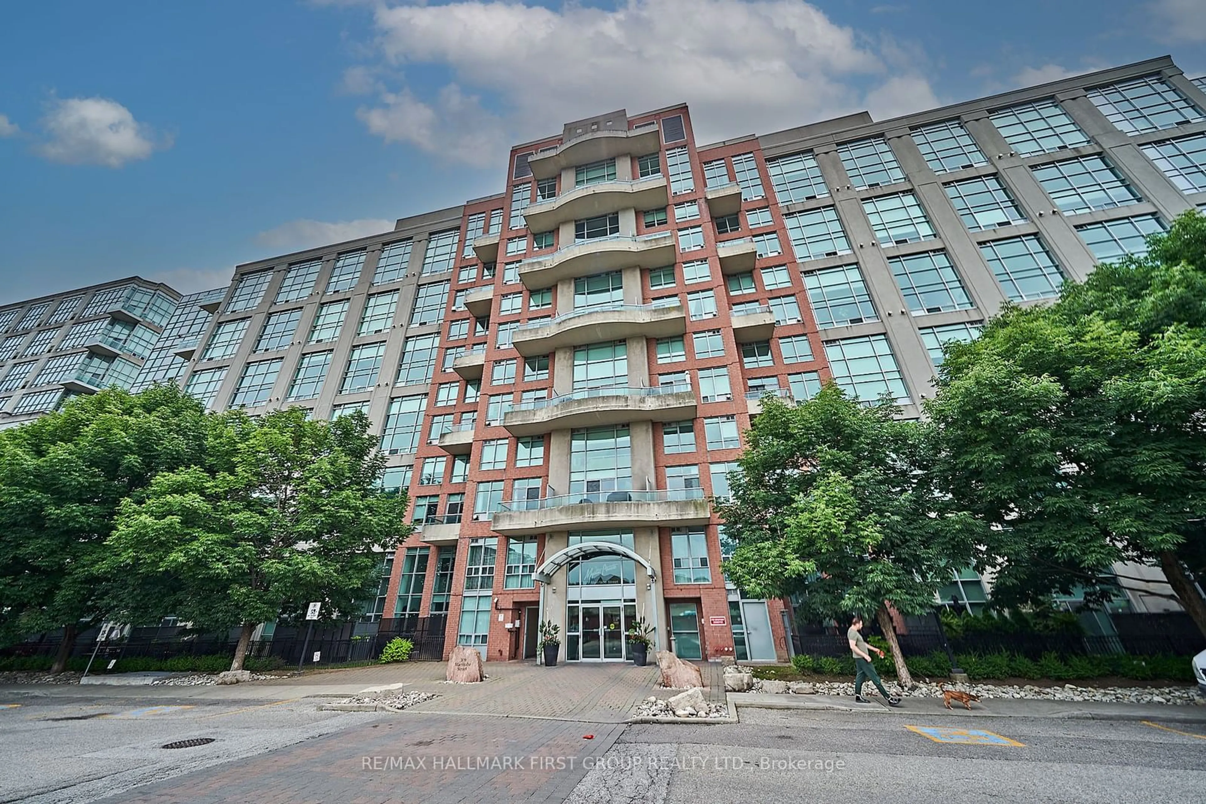 A pic from exterior of the house or condo for 200 Manitoba St #222, Toronto Ontario M8Y 3Y9