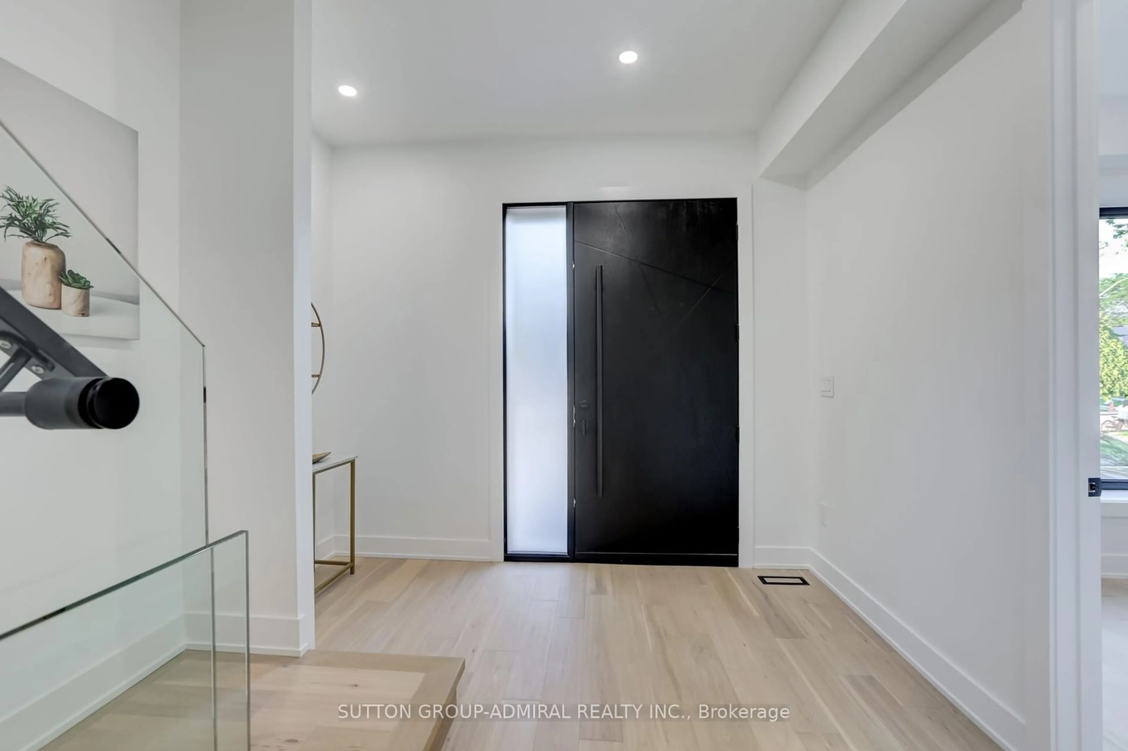 Indoor entryway for 36 Maple Ave, Mississauga Ontario L5H 2S1