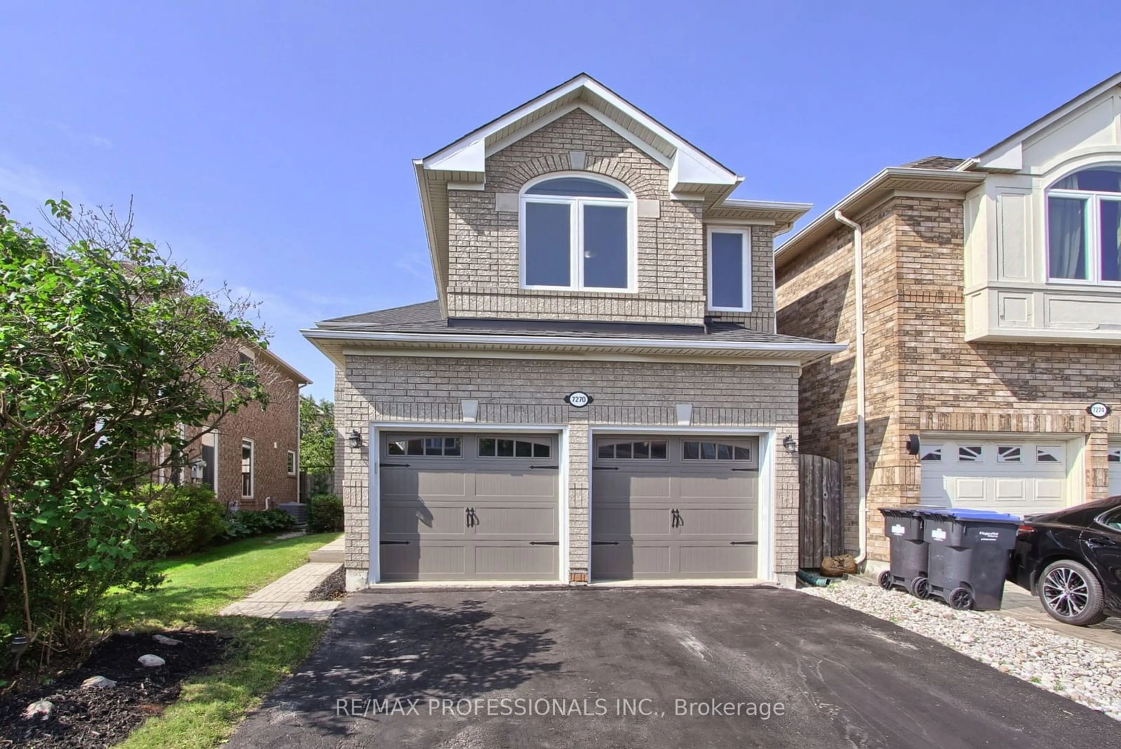 Home with brick exterior material for 7270 Blackwood Mews, Mississauga Ontario L5N 8G9