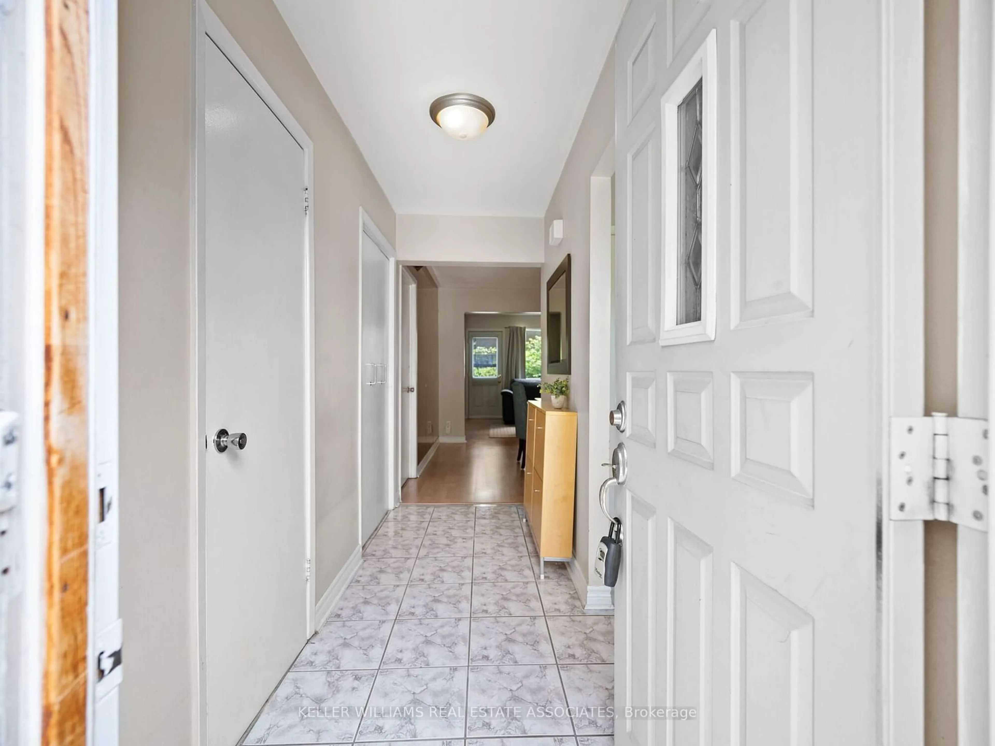 Indoor entryway for 3665 Flamewood Dr #49, Mississauga Ontario L4Y 3P5