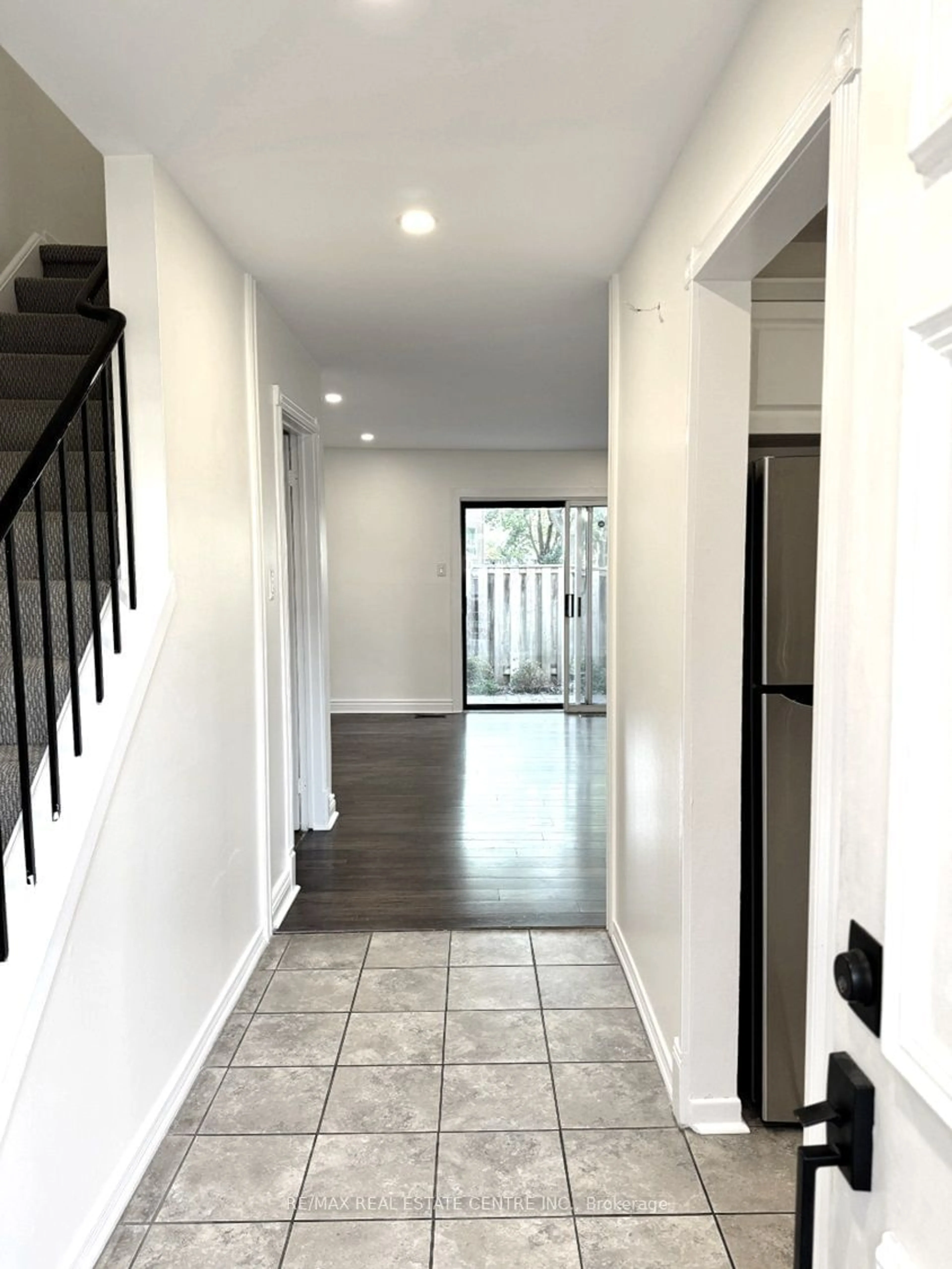 Indoor entryway for 98 Falconer Dr #23, Mississauga Ontario L5N 1Y2