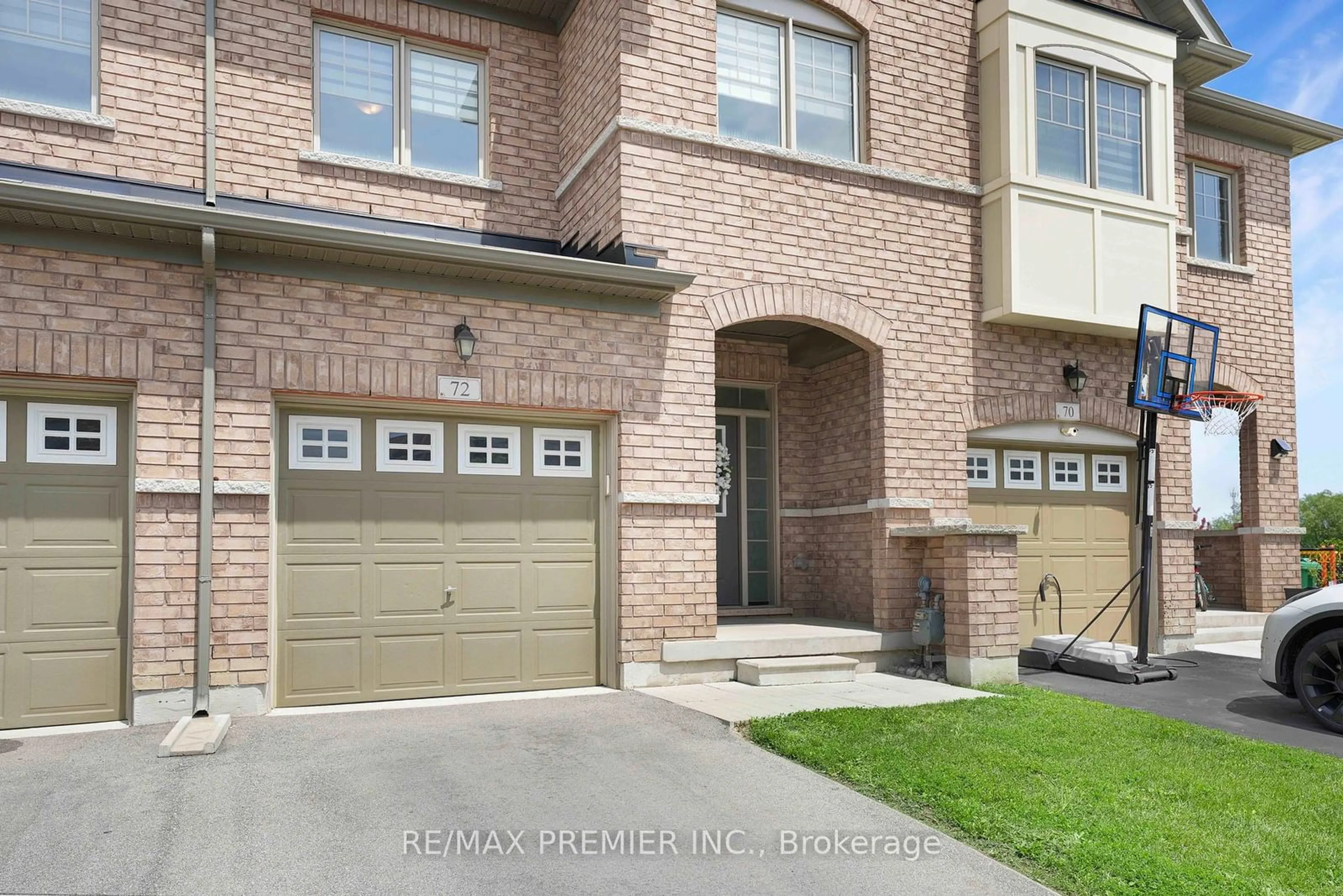 A pic from exterior of the house or condo for 72 Davenfield Circ, Brampton Ontario L6P 4M2