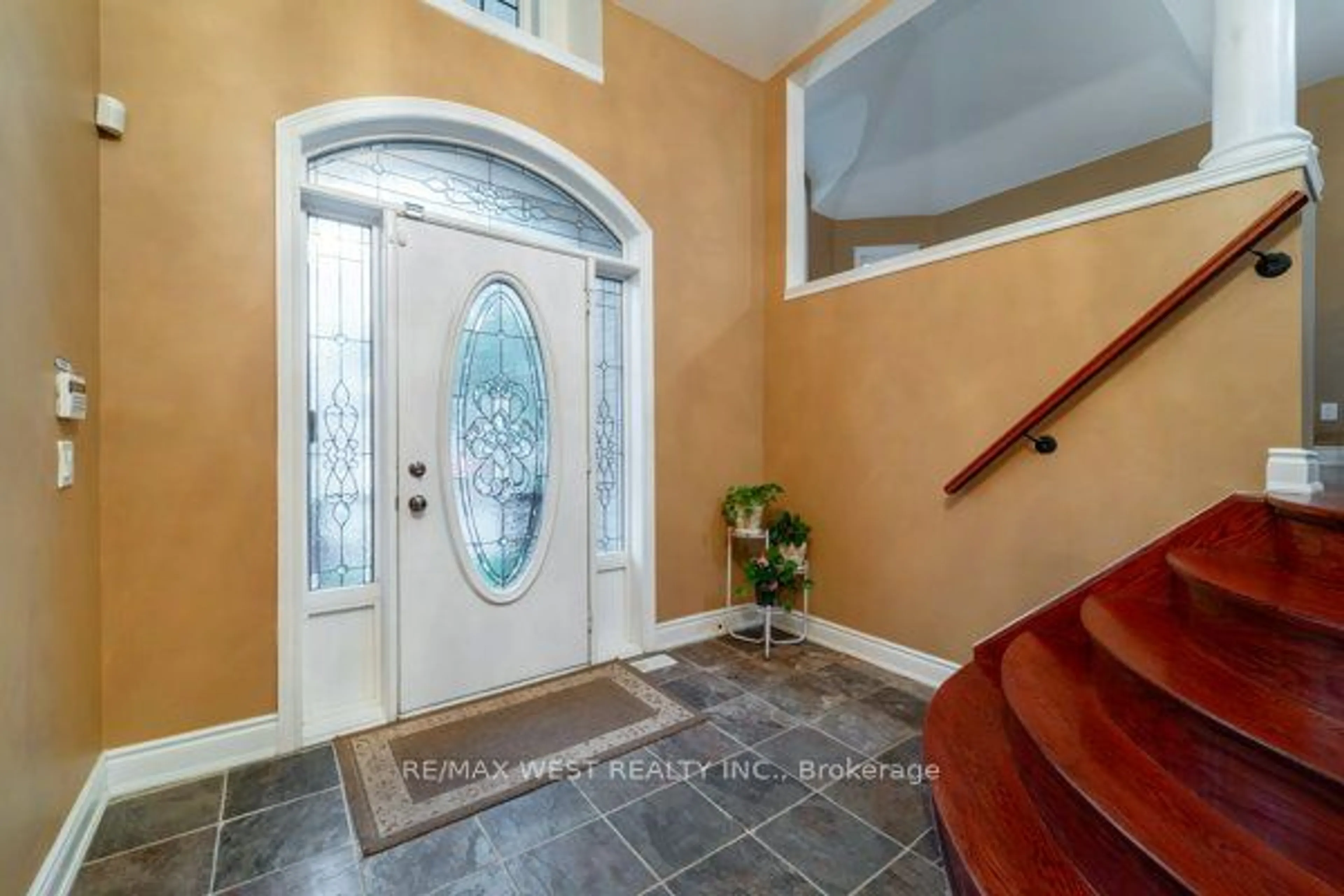 Indoor entryway for 15 Eaglesprings Cres, Brampton Ontario L6P 2V8