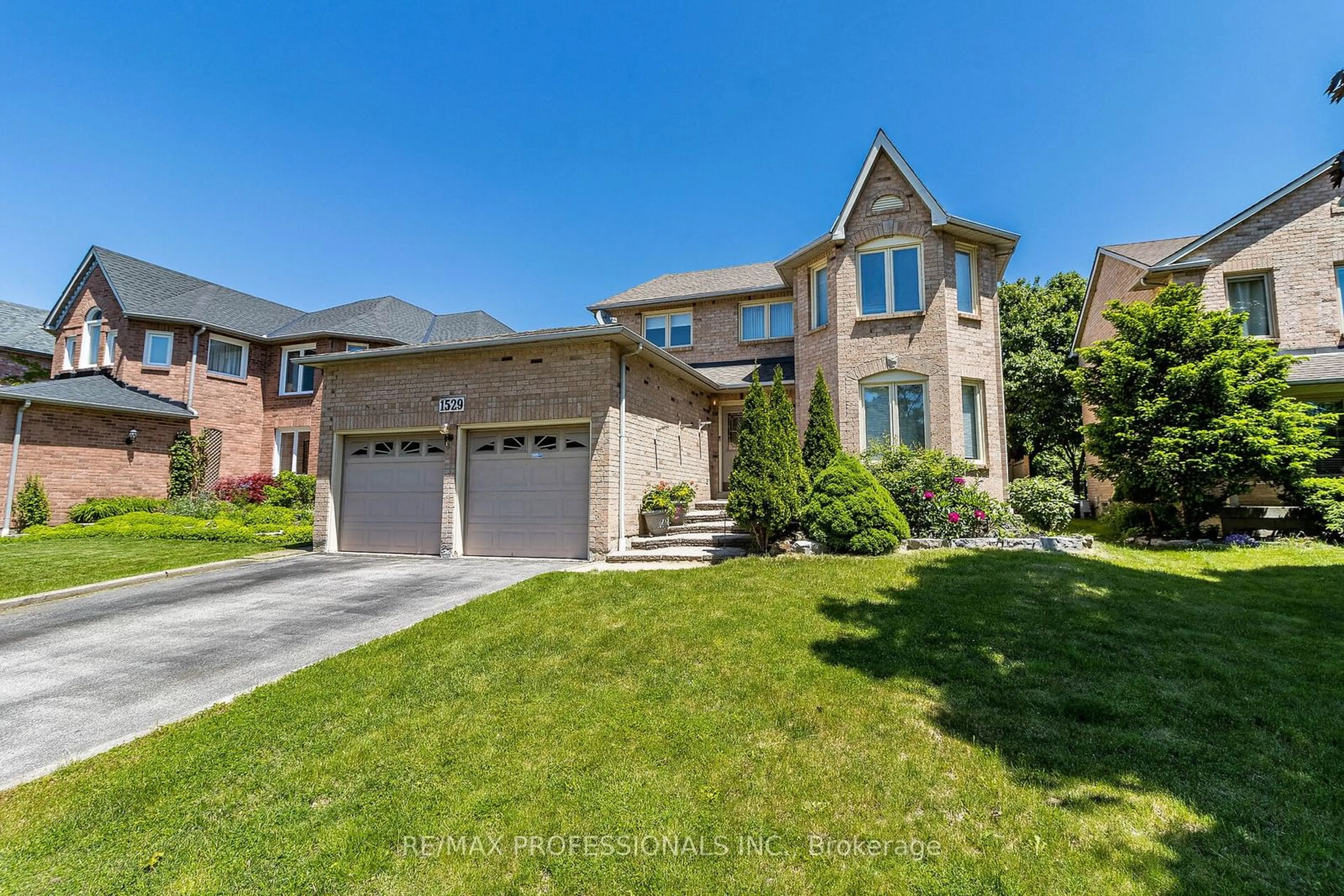 Frontside or backside of a home for 1529 Flamborough Circ, Mississauga Ontario L5M 3N2