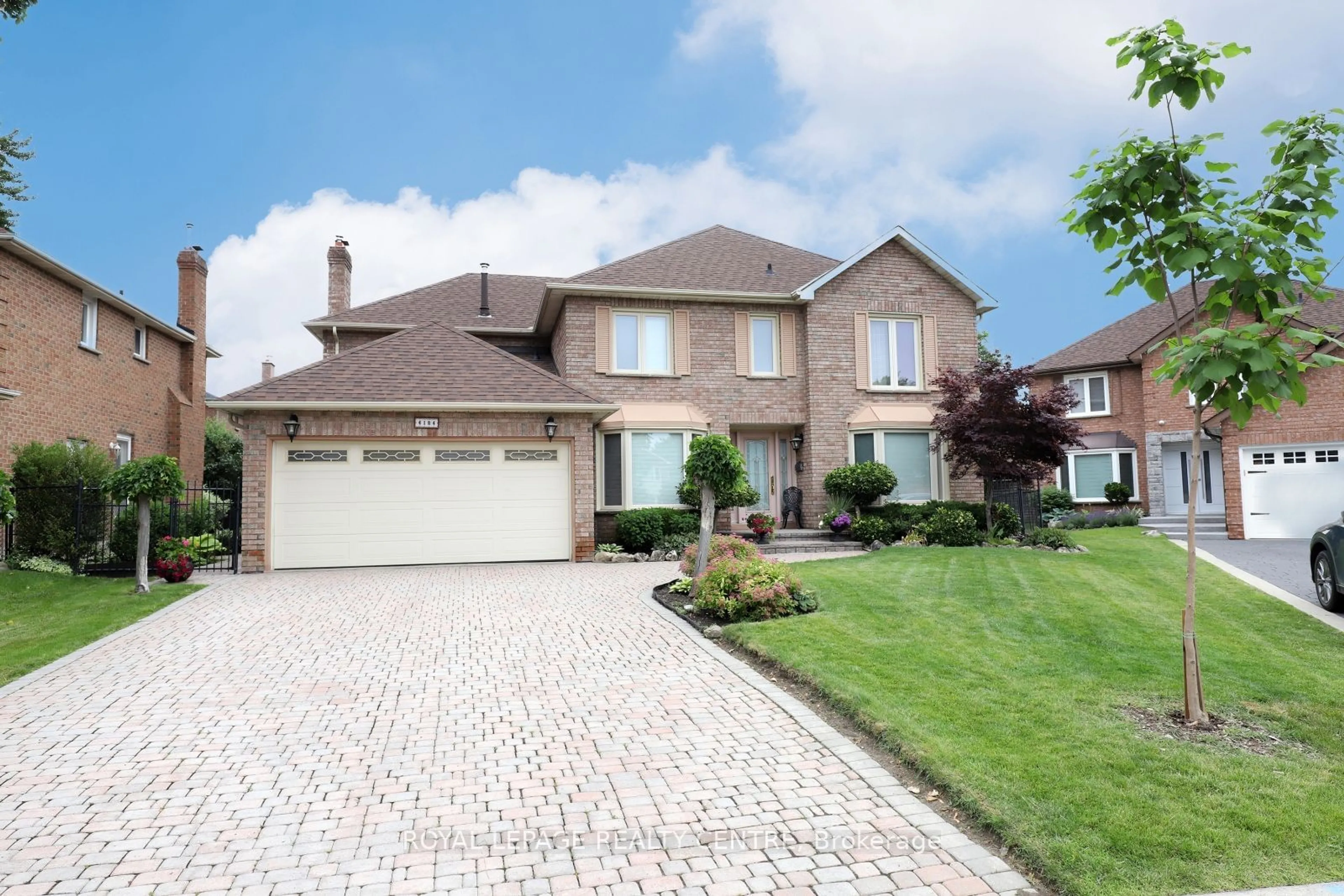 Home with brick exterior material for 4184 Tall Pine Crt, Mississauga Ontario L5C 3S7