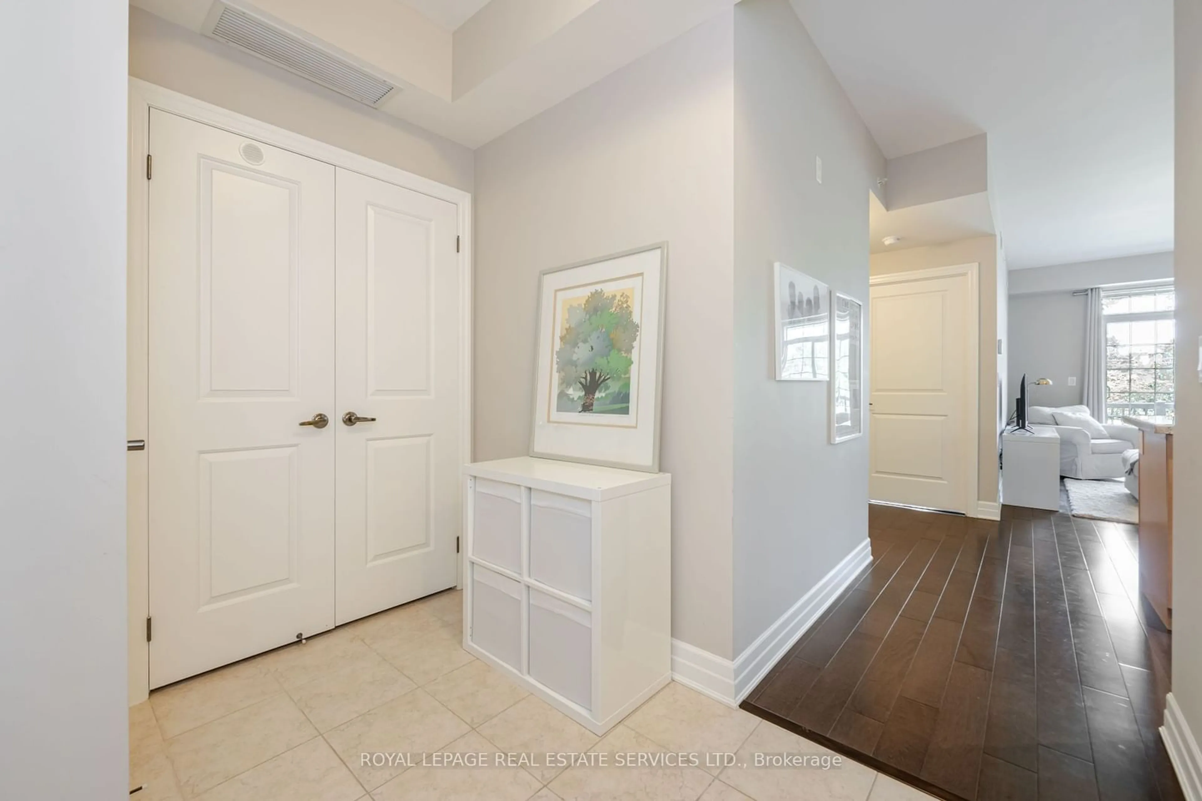 Indoor entryway for 2300 Upper Middle Rd #206, Oakville Ontario L6M 0T4