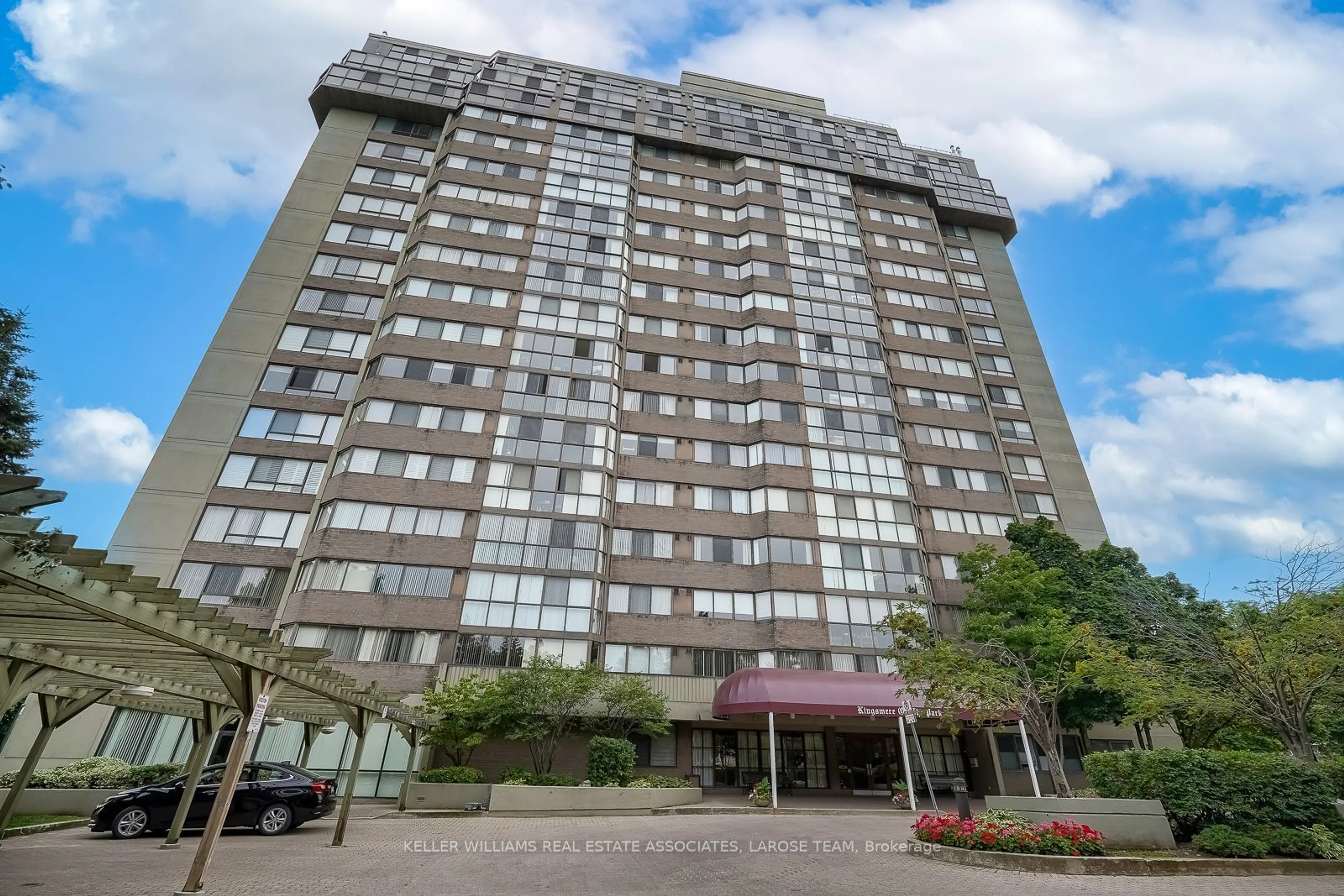 A pic from exterior of the house or condo for 880 Dundas St #404, Mississauga Ontario L5C 4H3