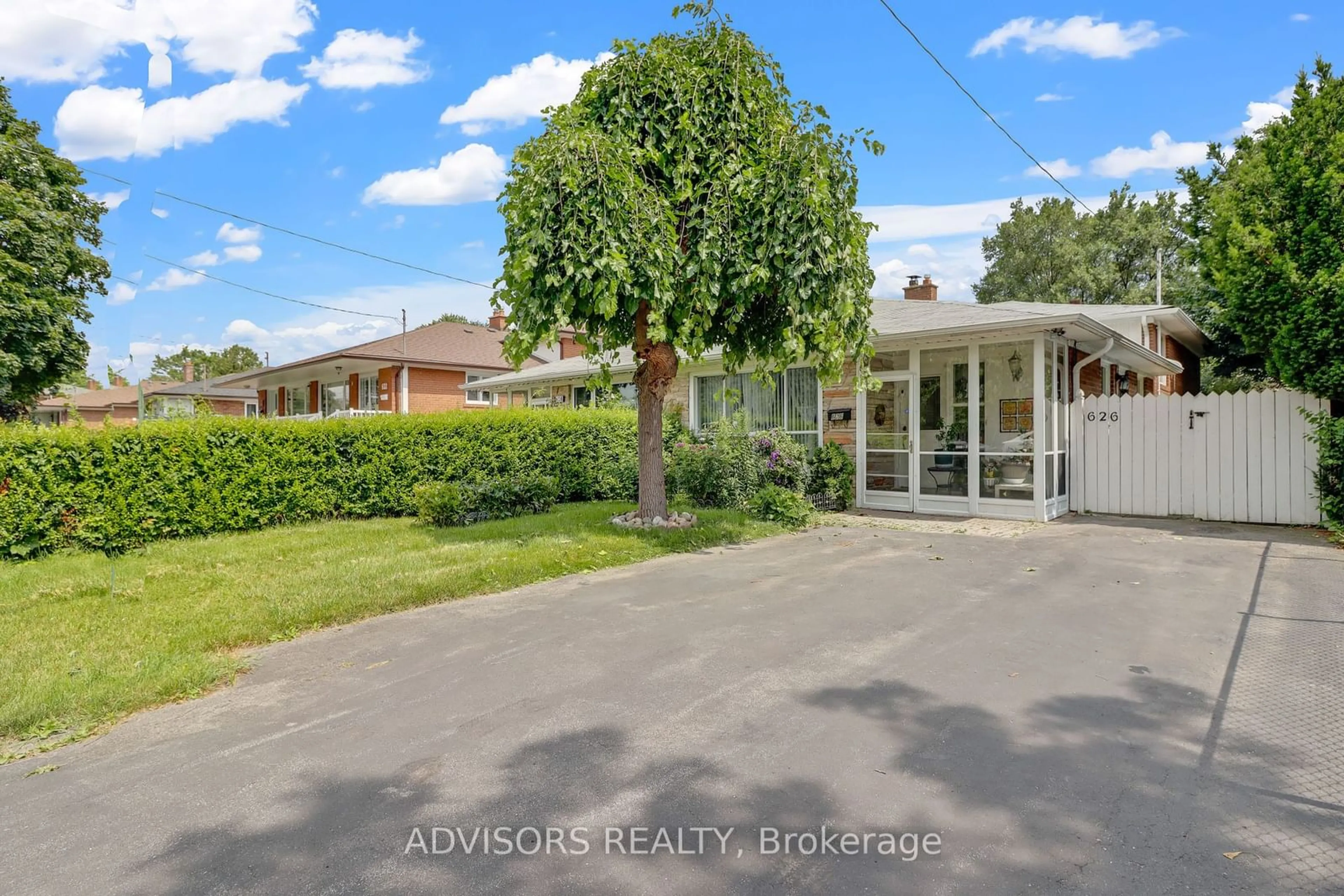 Frontside or backside of a home for 626 Hassall Rd, Mississauga Ontario L5A 2E3