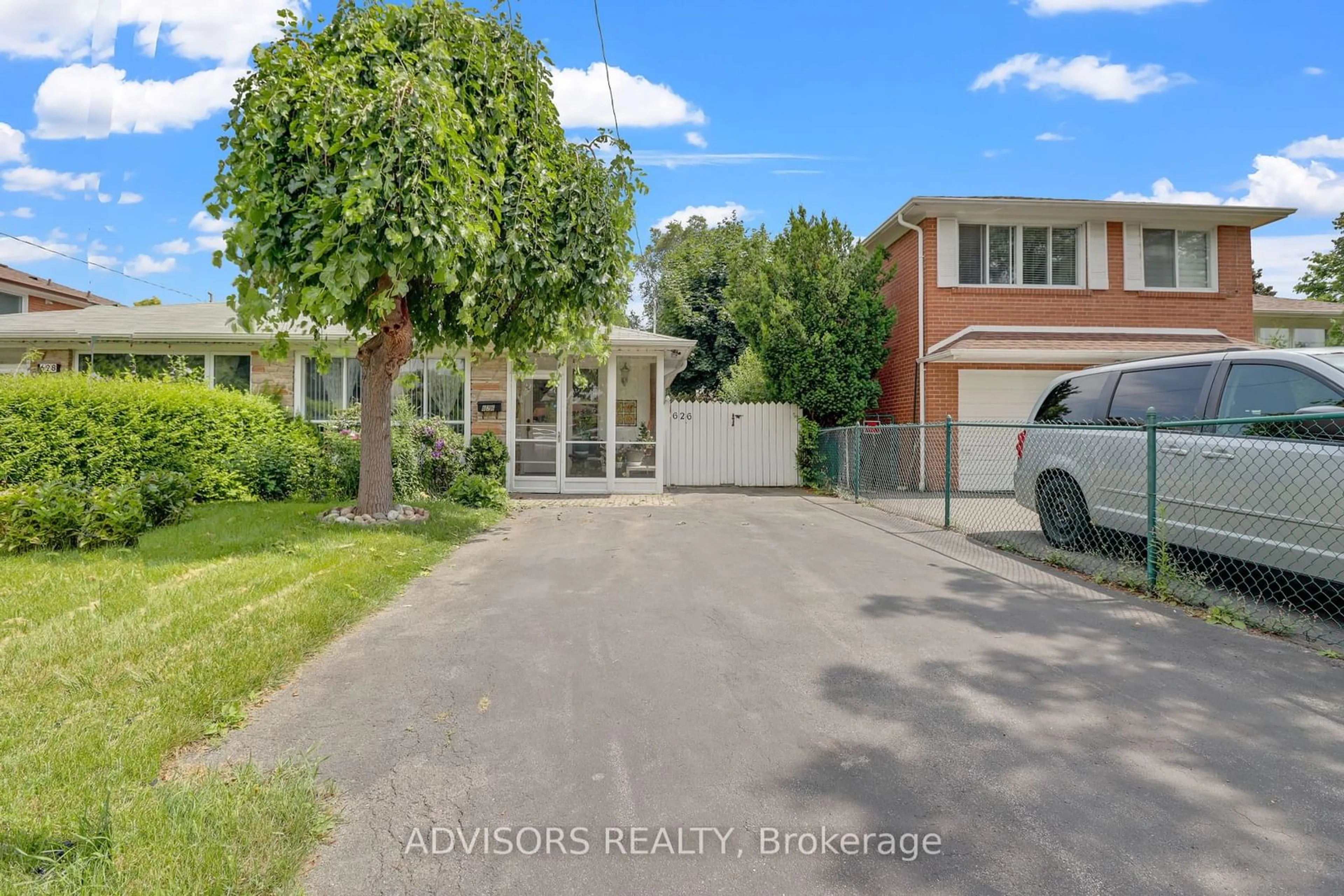 Frontside or backside of a home for 626 Hassall Rd, Mississauga Ontario L5A 2E3