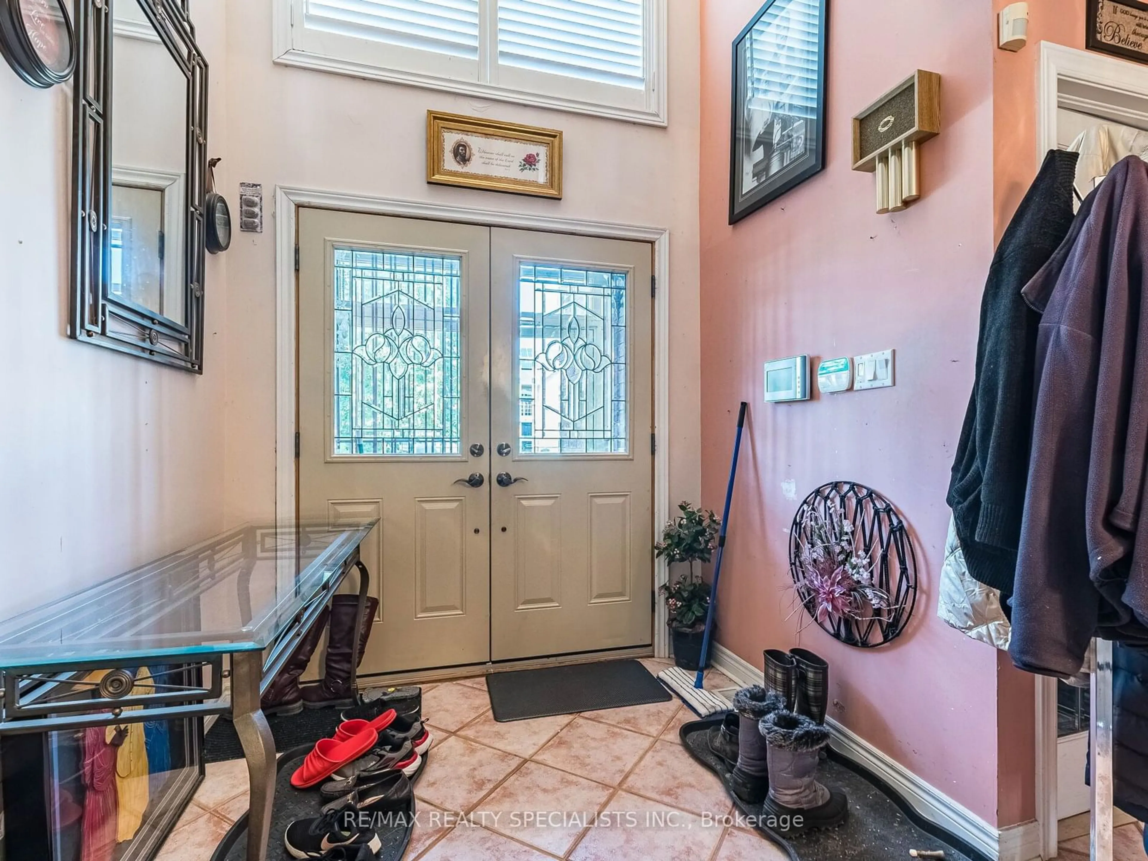 Indoor entryway for 5 Roycrest St, Brampton Ontario L6Z 4P5