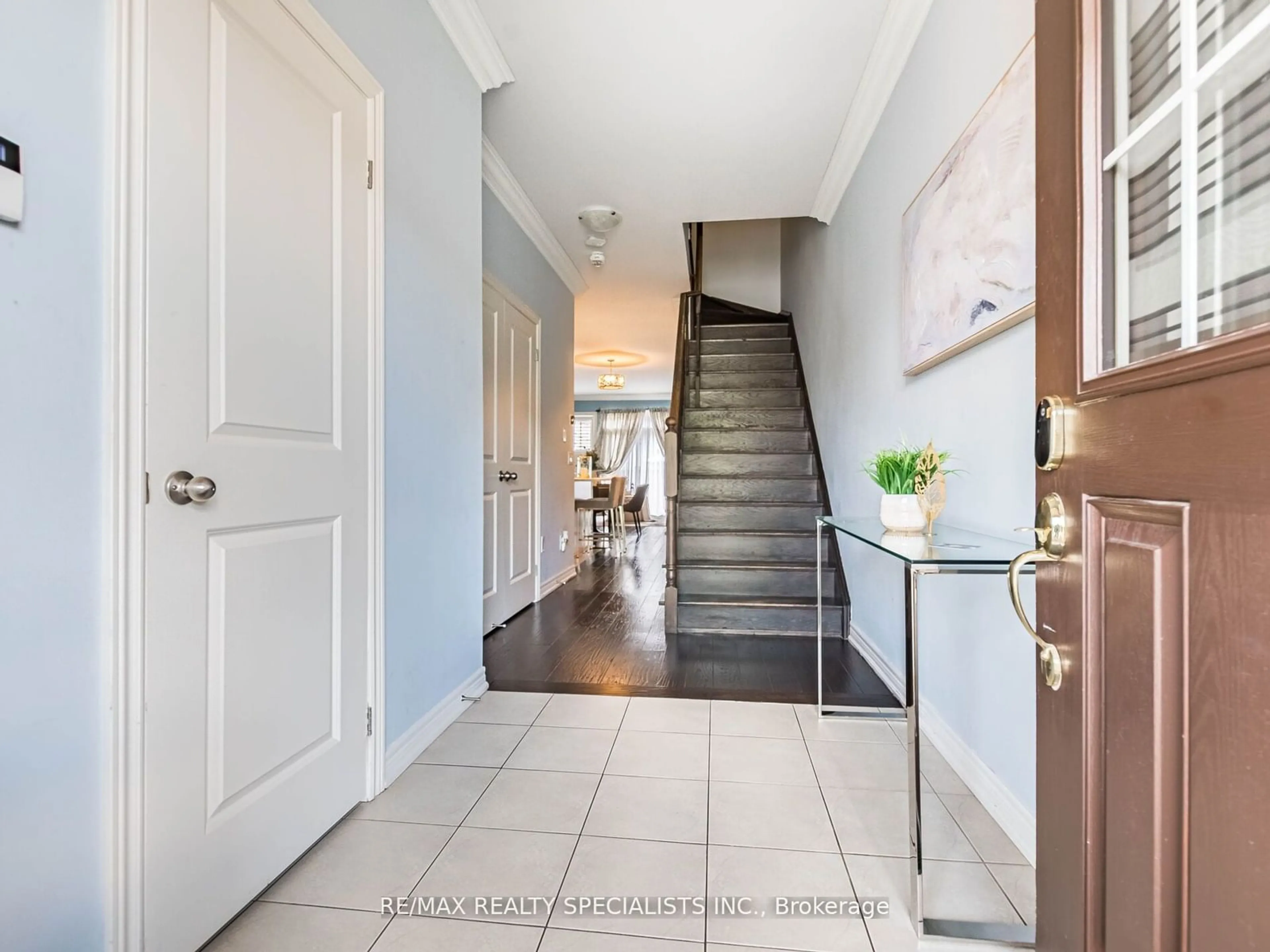 Indoor entryway for 13 Kempsford Cres, Brampton Ontario L7A 4M5