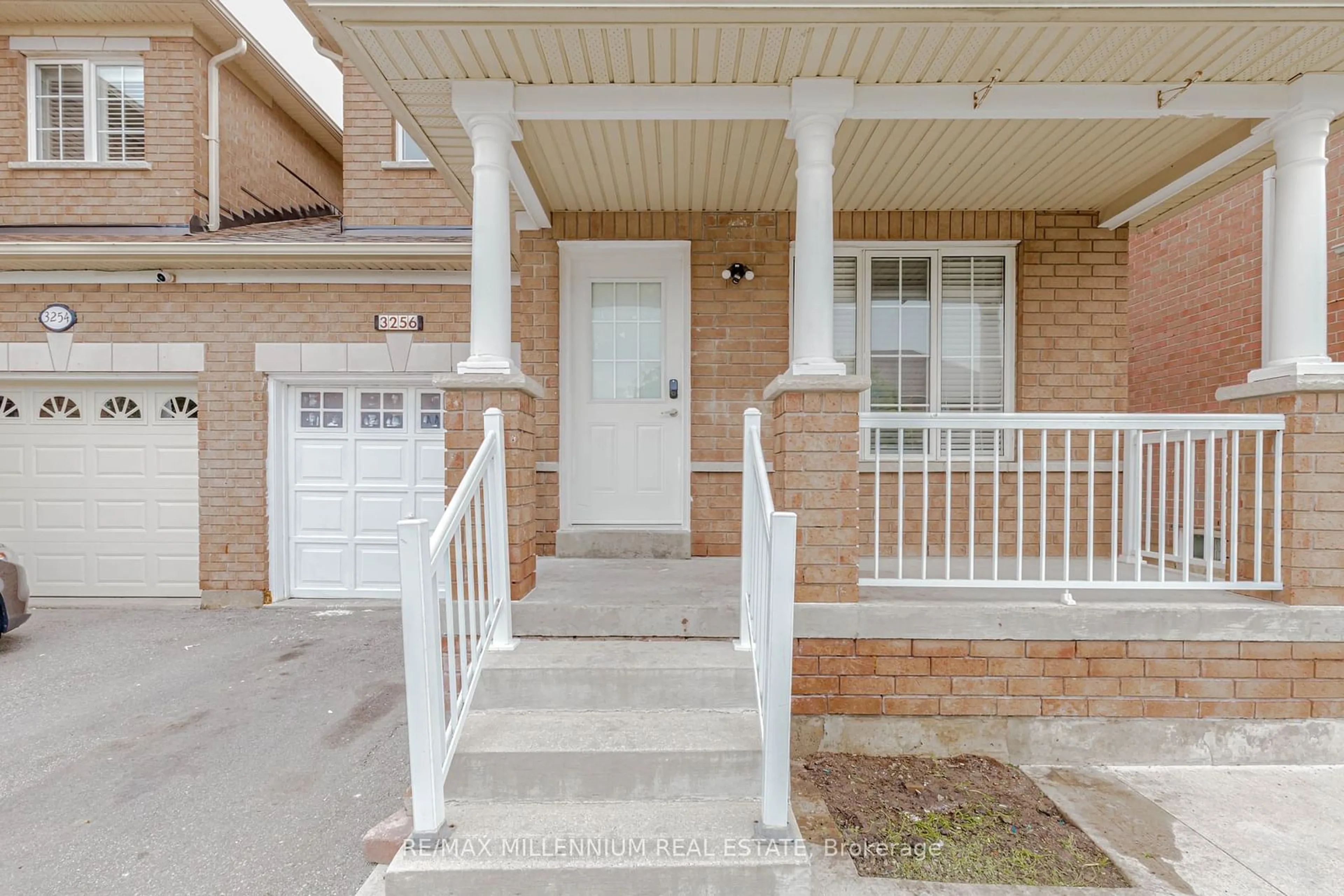 Indoor entryway for 3256 camberwell St, Mississauga Ontario L5M 6T2