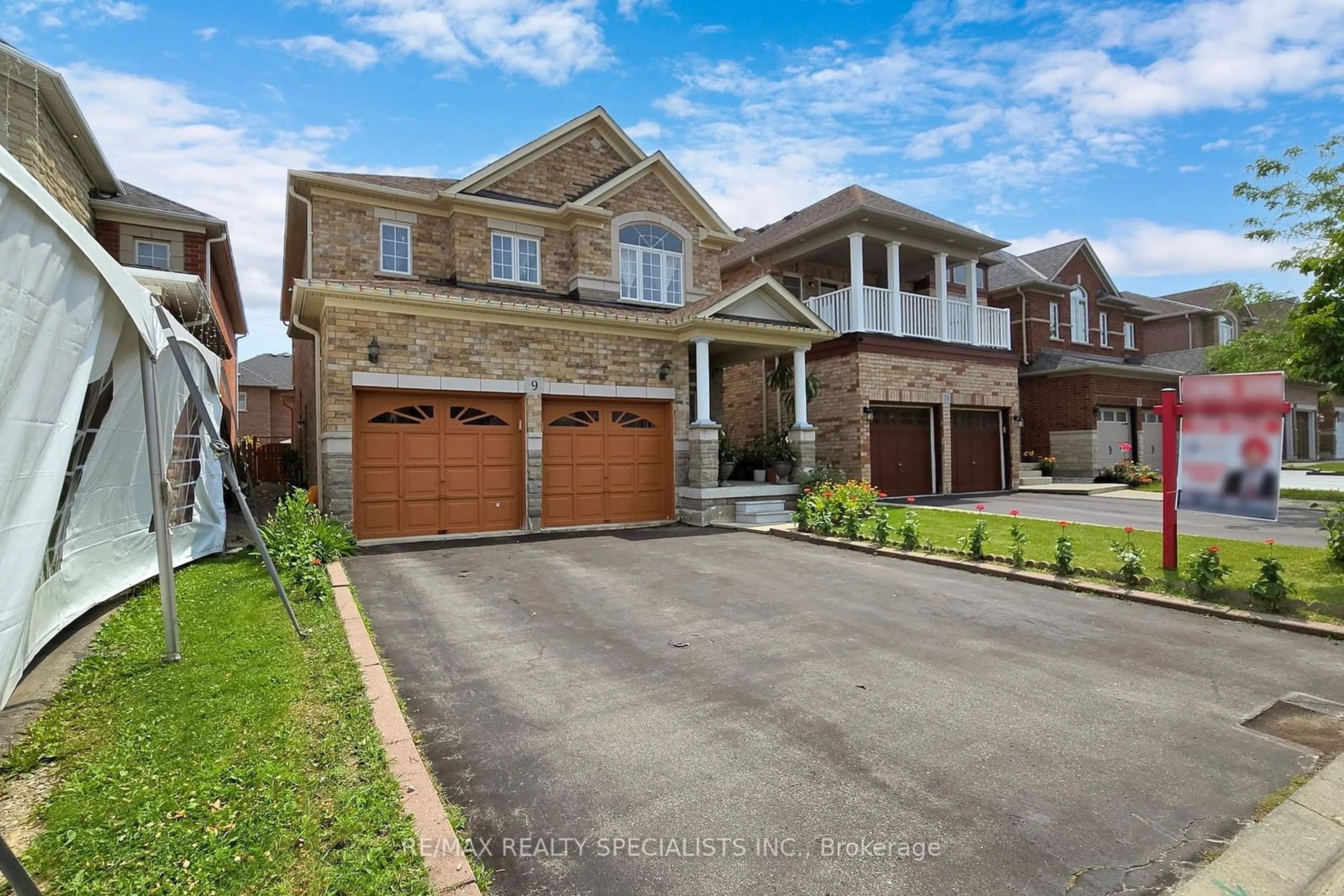 Frontside or backside of a home for 9 Bellflower Lane, Brampton Ontario L6S 6K3