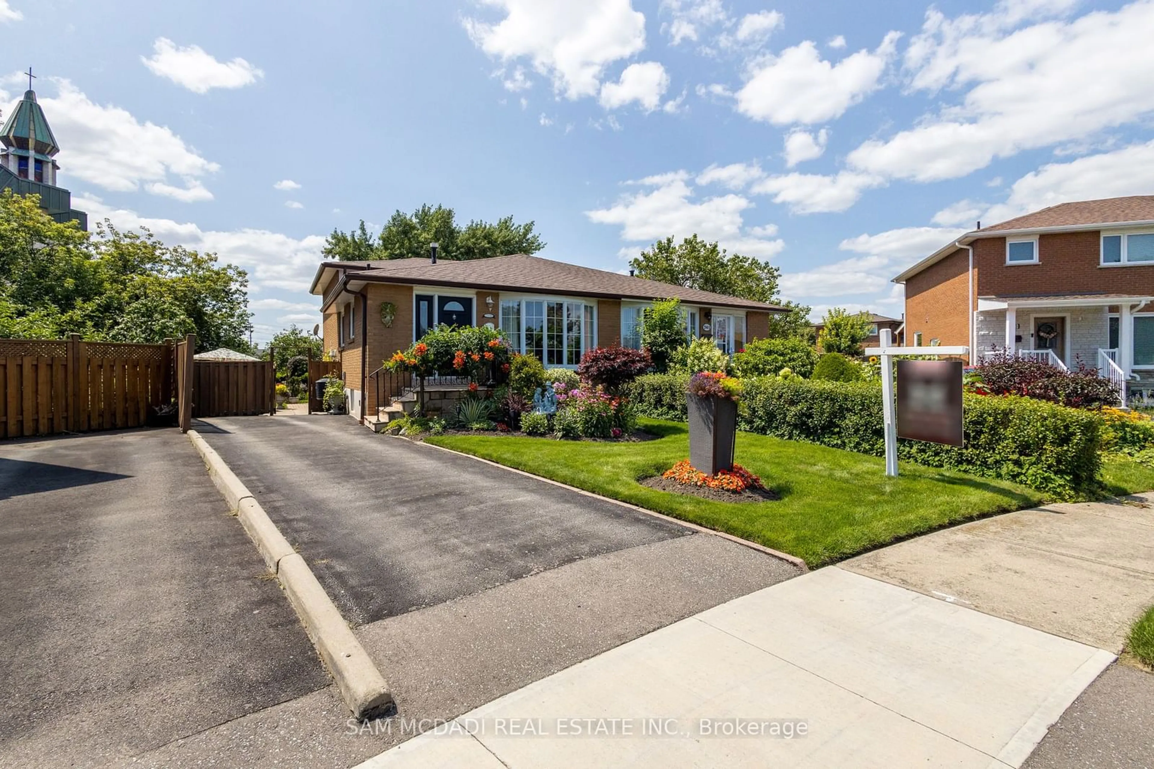 Frontside or backside of a home for 739 Greenore Rd, Mississauga Ontario L4Y 2V5