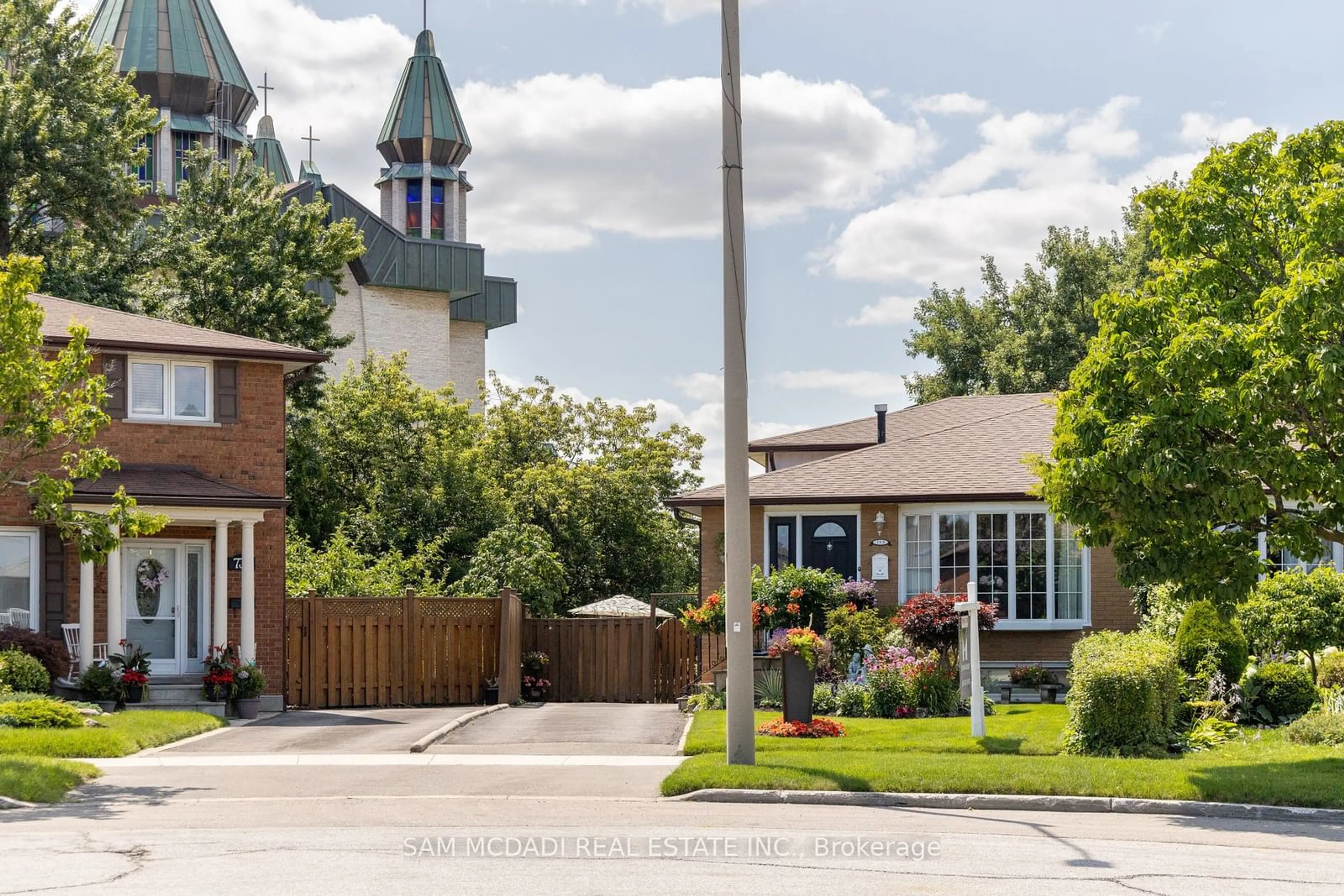 Frontside or backside of a home for 739 Greenore Rd, Mississauga Ontario L4Y 2V5