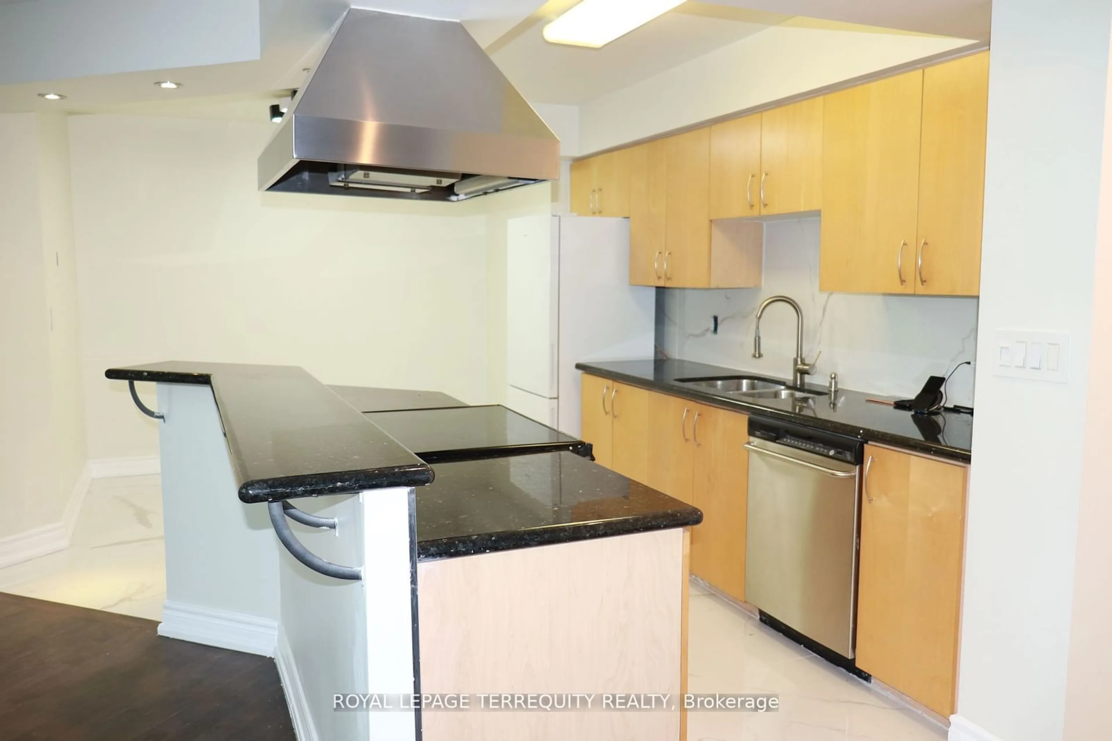 Standard kitchen for 250 Manitoba St #Ph838, Toronto Ontario M8Y 4G8