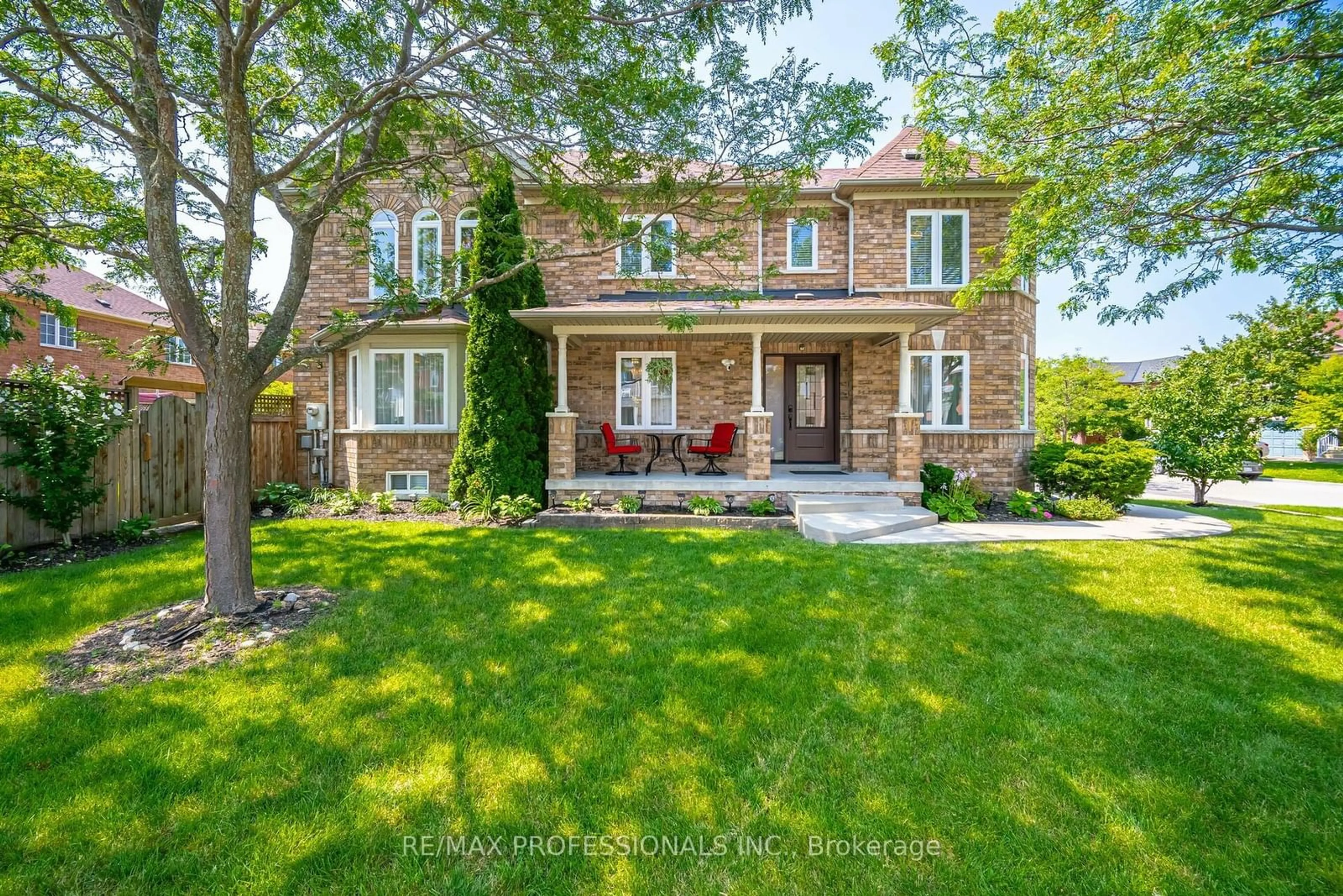 Home with brick exterior material for 3266 Springrun Way, Mississauga Ontario L5M 6T2