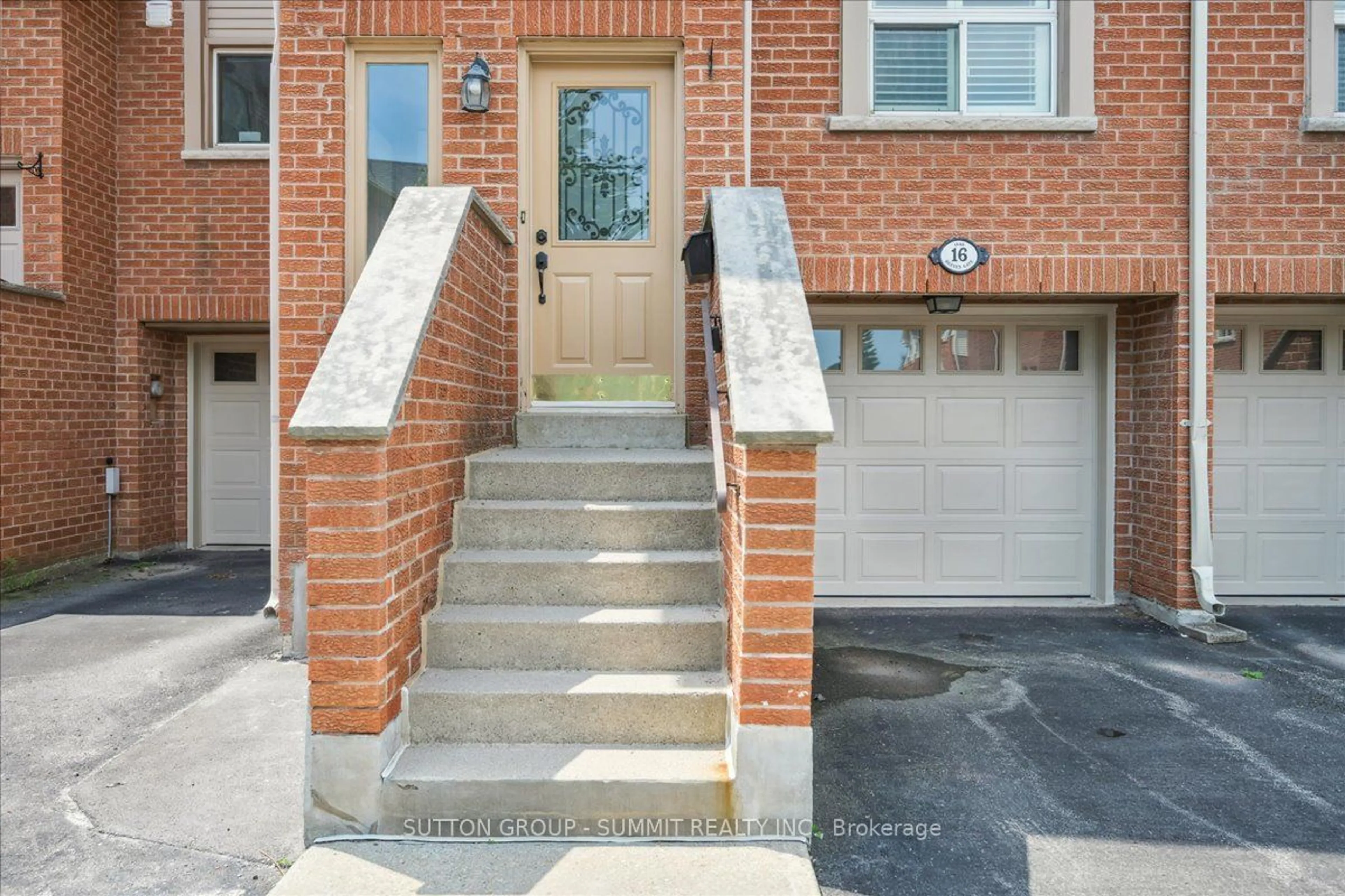 A pic from exterior of the house or condo for 1540 Reeves Gate #16, Oakville Ontario L6M 3J4