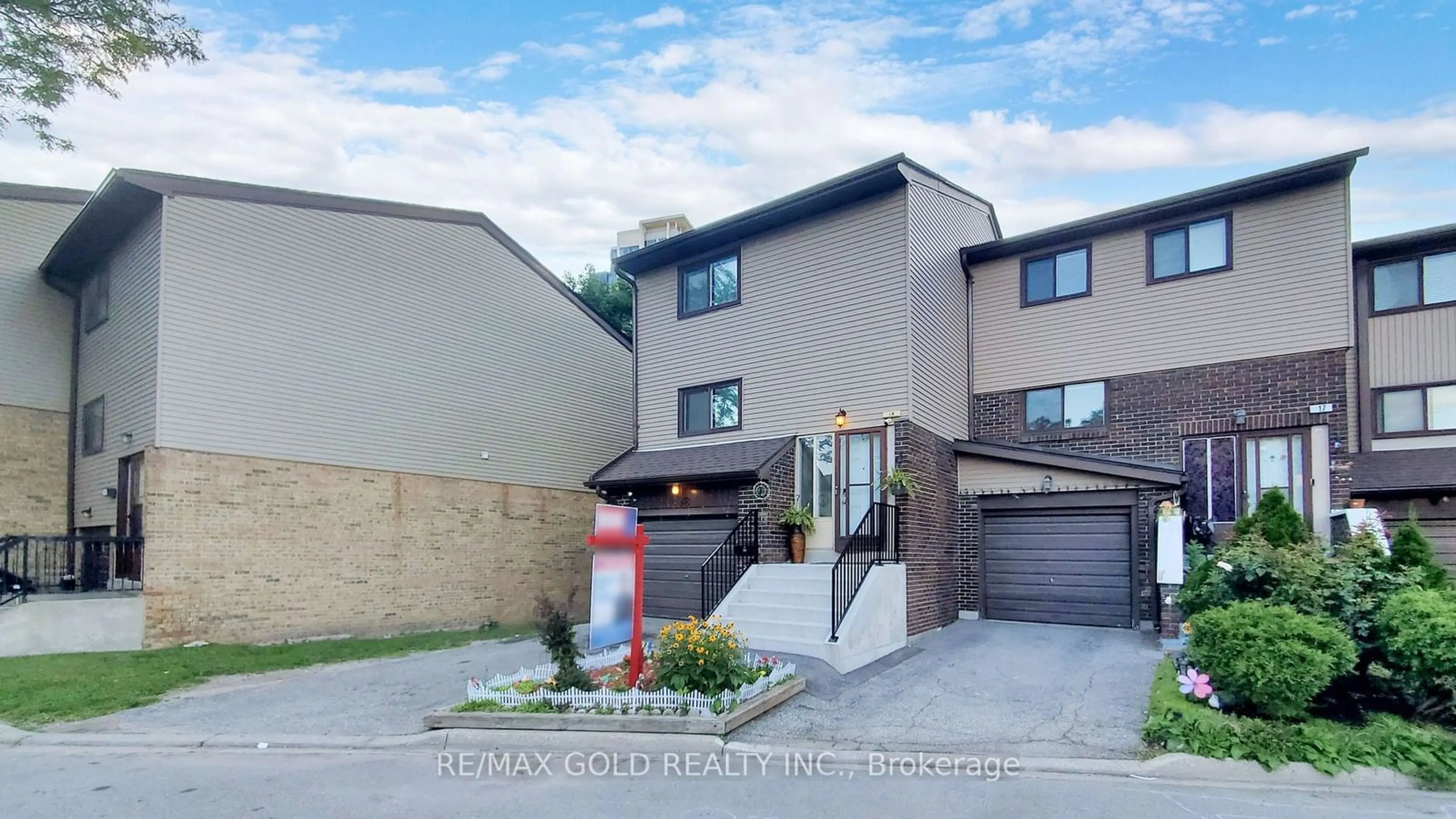 A pic from exterior of the house or condo for 18 Carleton Pl, Brampton Ontario L6T 3Z4