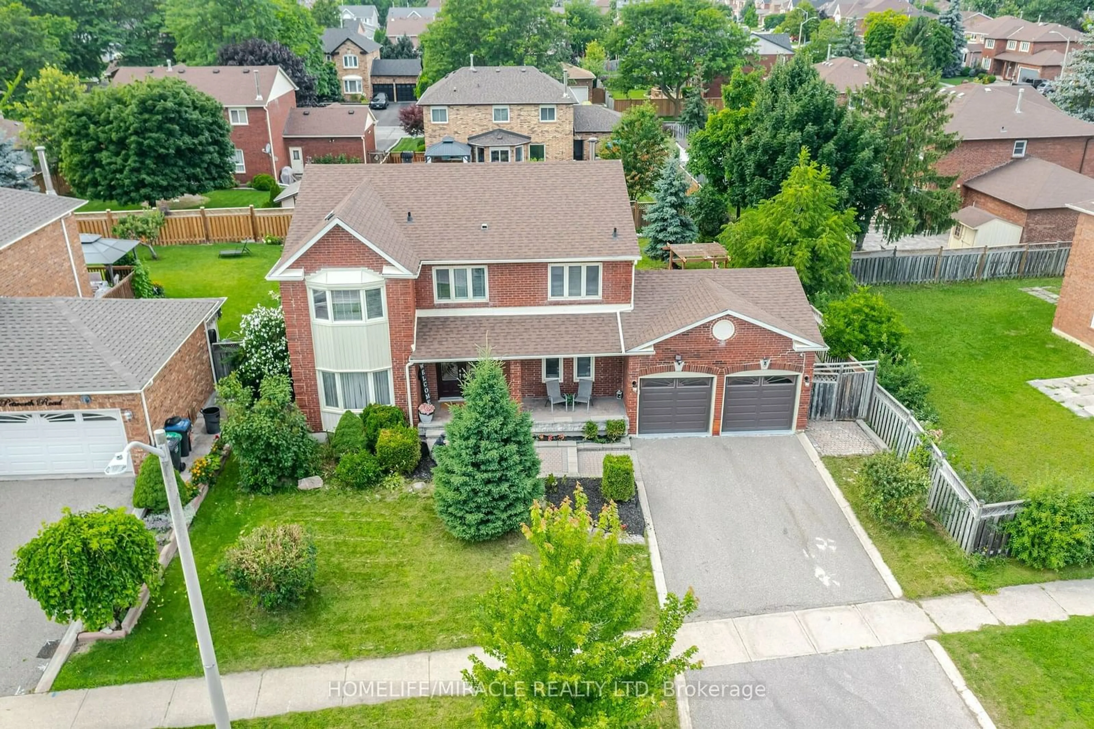 Frontside or backside of a home for 8 Petworth Rd, Brampton Ontario L6Z 4C4