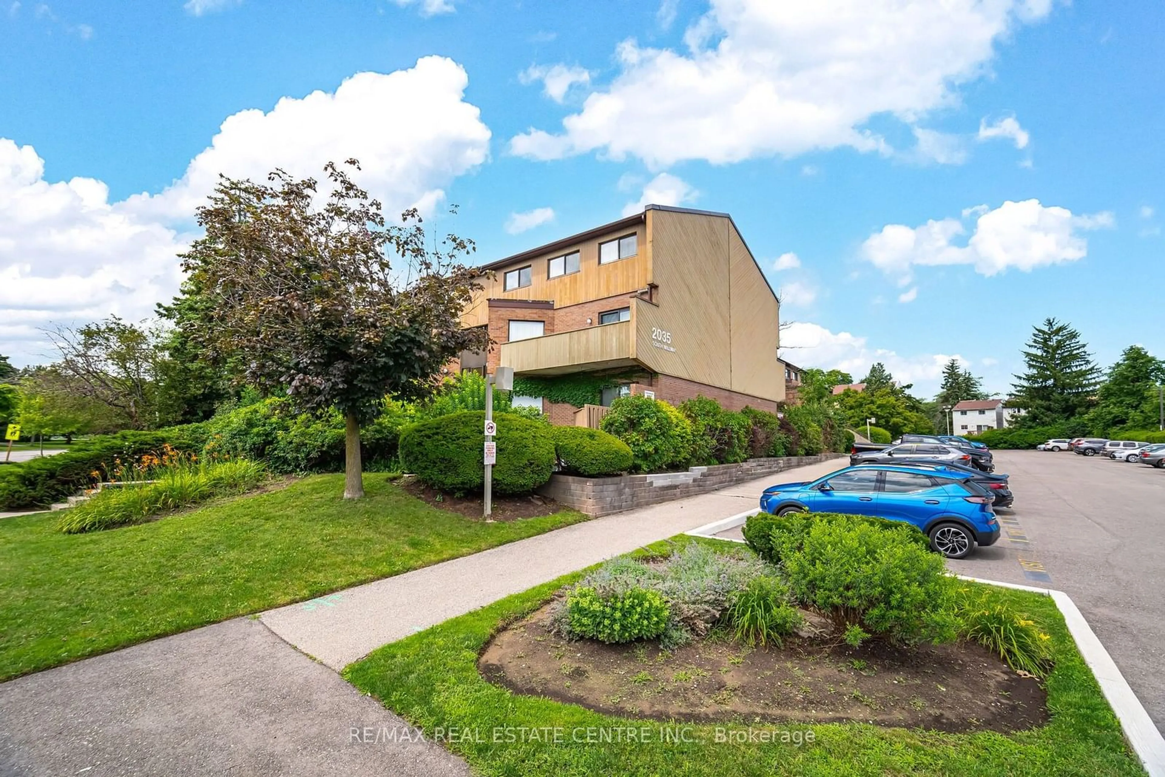 A pic from exterior of the house or condo for 2035 South Millway #59, Mississauga Ontario L5L 1R7