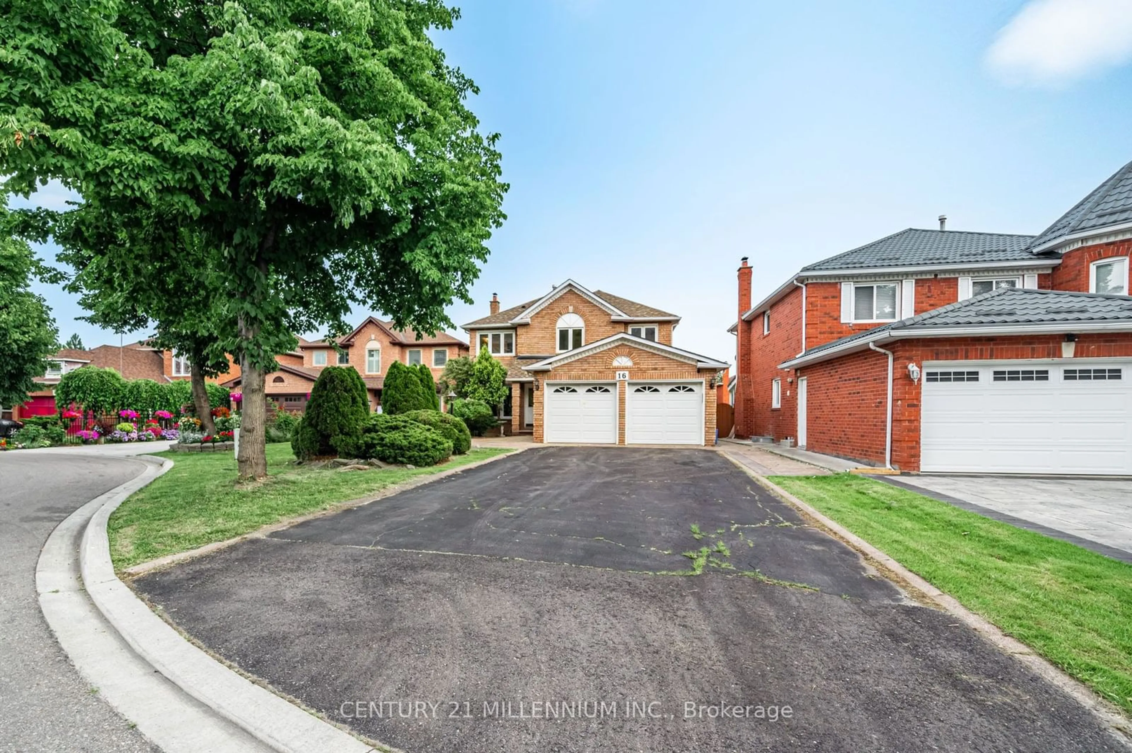 Frontside or backside of a home for 16 Brownridge Crt, Brampton Ontario L6W 4L5