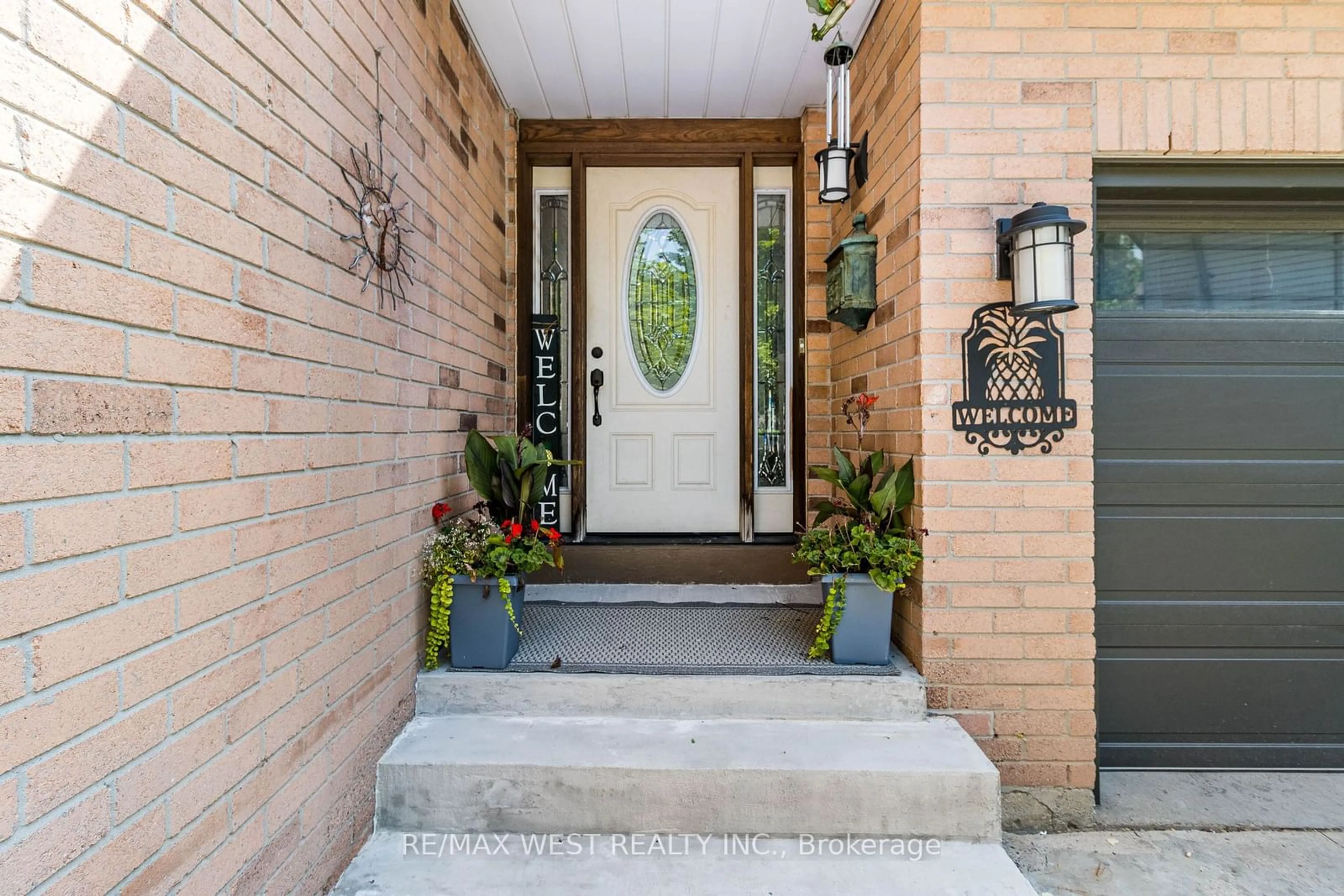 Indoor entryway for 8 Adams Crt, Halton Hills Ontario L7J 2V8