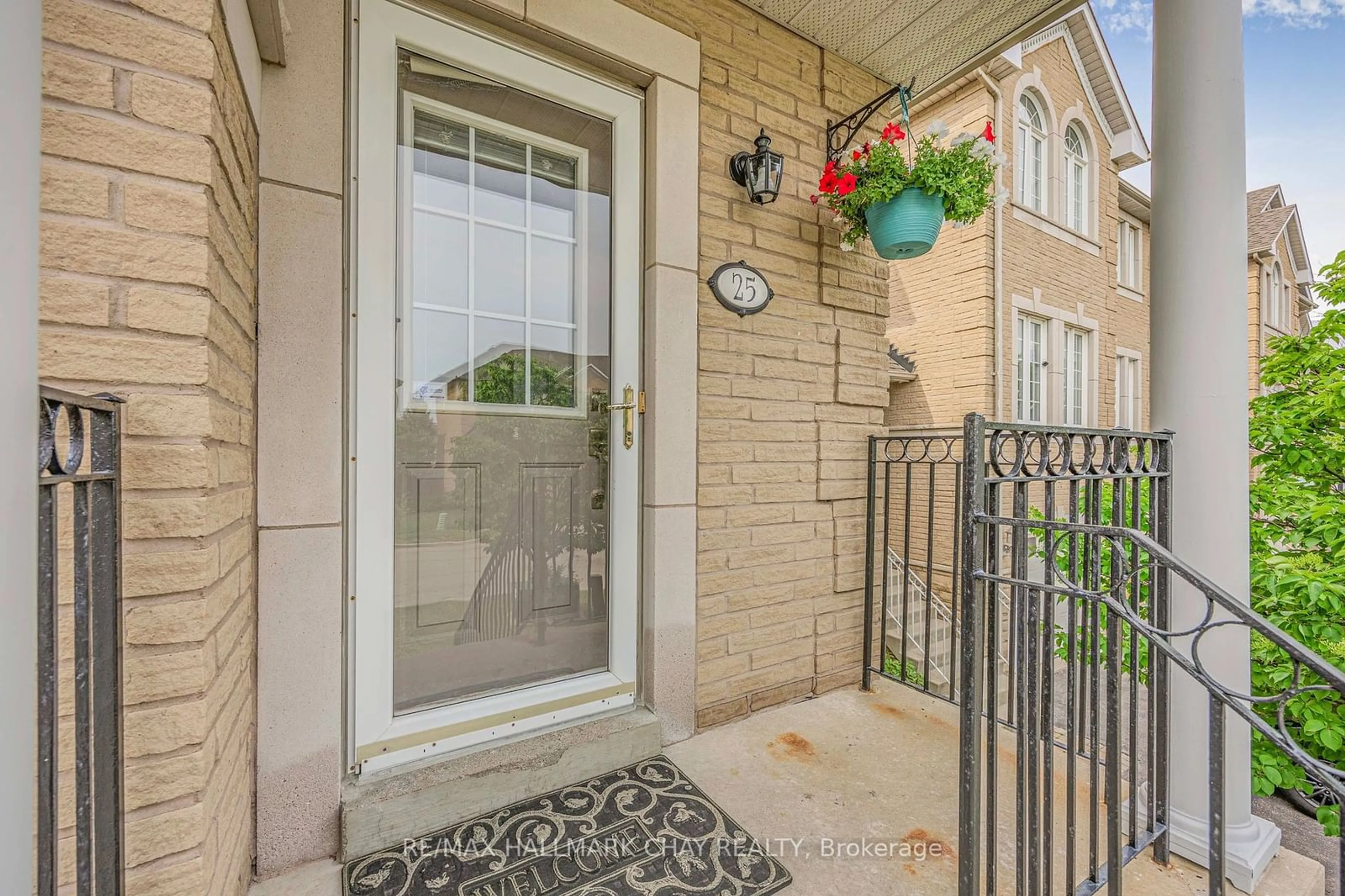 Indoor entryway for 25 Andrika Crt, Mississauga Ontario L4Z 4E9