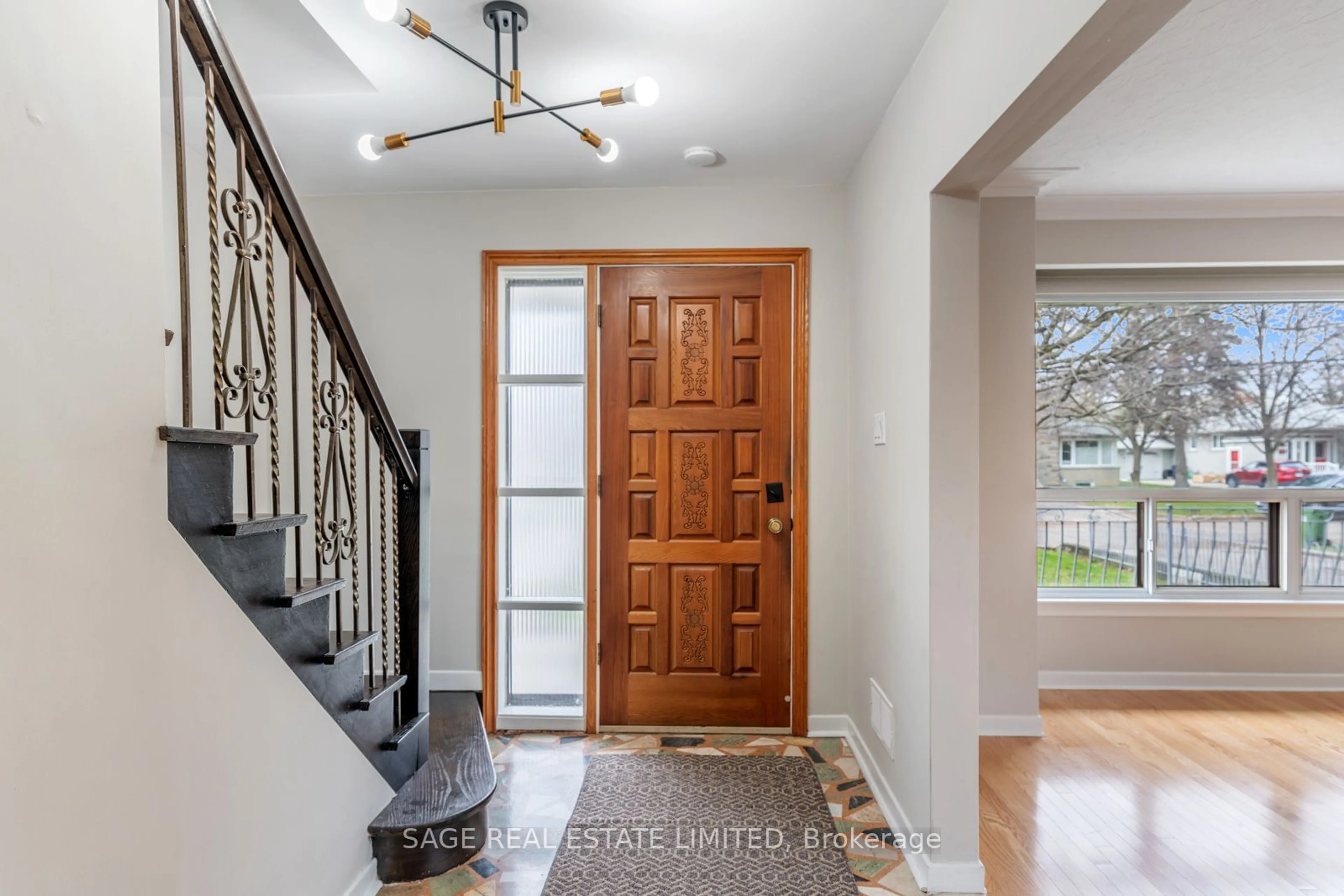 Indoor entryway for 41 Walwyn Ave, Toronto Ontario M9N 3H6