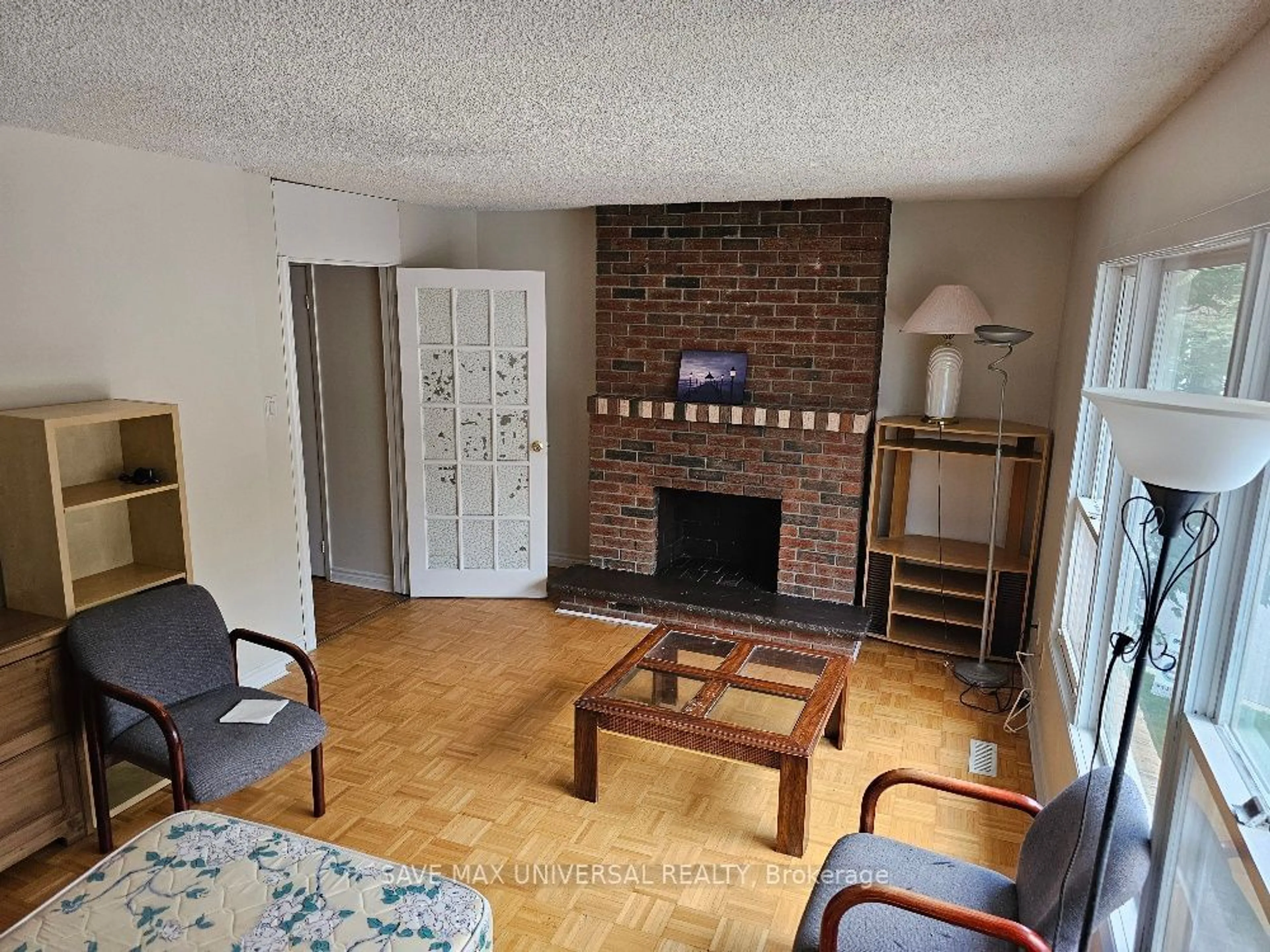 A pic of a room for 1445 Credit Woodlands Crt, Mississauga Ontario L5C 3V7