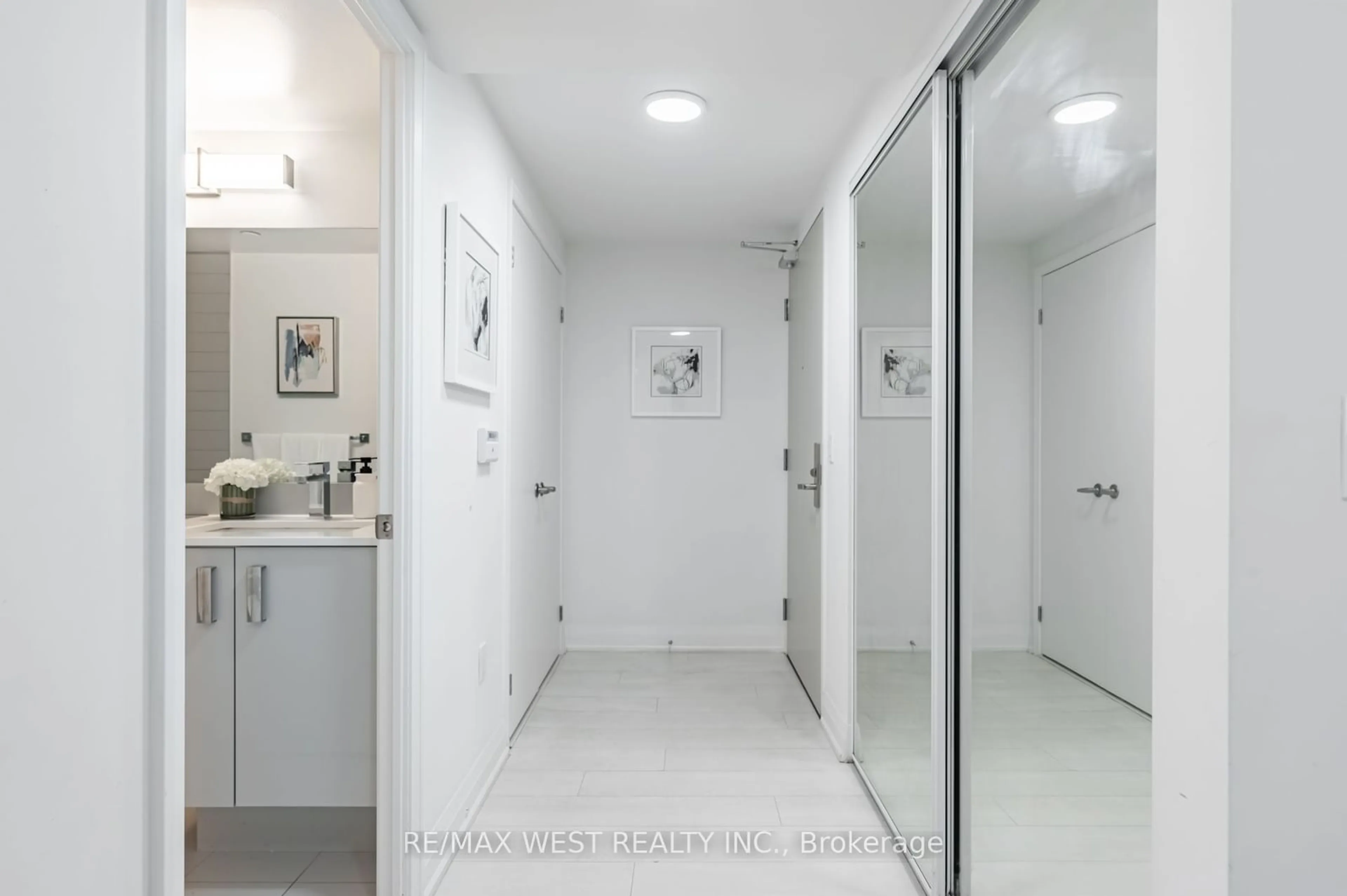 Indoor foyer for 30 Gibbs Rd #1605, Toronto Ontario M9B 6L6